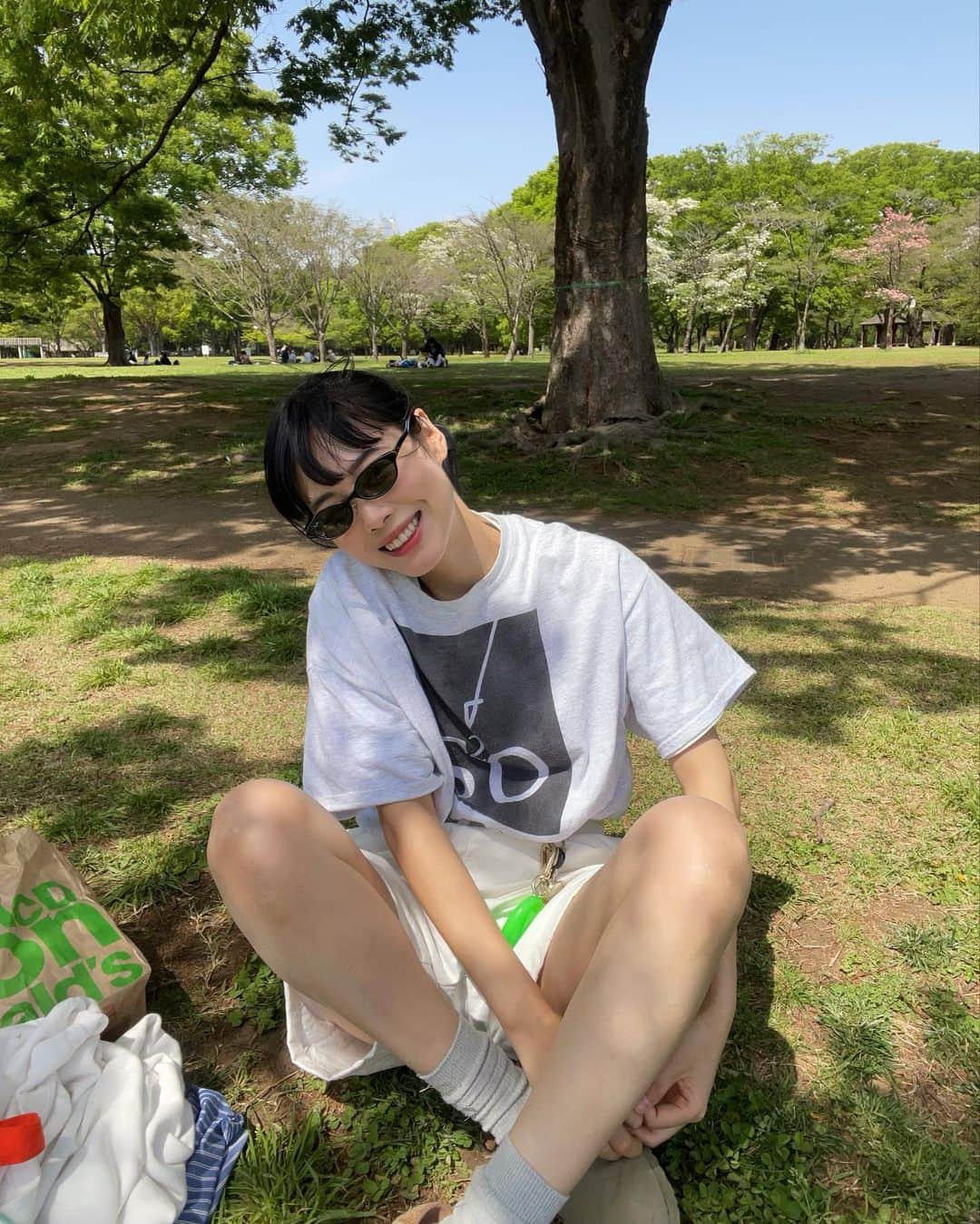 田中シェンさんのインスタグラム写真 - (田中シェンInstagram)「夢はでっかく宇宙サイズ🌏  Sweat @sudsudouest_s2o  Shirts @freaksstore_official  Tshirts @sudsudouest_s2o  Pants @llbean  Shoes @birkenstock  Glasses @ahlem  Sun glasses @rayban Bag / mangrove  週末にかけて天気が崩れる前に 代々木公園で光合成🌱 最終的にはtシャツ一枚になりました💭  #代々木公園  #yoyogiparktokyo  マックをテイクアウトしている人を 道で見かけて、猛烈に食べたくなり 奇跡的に友達を捕まえ ピクニックをしました👯‍♀️  @mcdonaldsjapan  昼マックで初めての、チーズバーガー🍔❗️ ポテトはさりげなくLサイズにサイズアップし、 ドリンクはファンタグレープ🍇 ポテト用のケチャップをもらい忘れて落れて シュンとするも、なんだろう安心しますねこの味。 世界共通どこでも同じ味を食べれる安心感。 どことなく思い出が湧きあがります💭 でも、やっぱり私はビックマック派‼️ (何派ですか？)  @ikeajapan  #ikeashibuya  私はアイスクリームショップと呼んでます。 (家具屋です)時間あるな〜、でもカフェ入る ほどではないな〜っていう時に行きます💁🏻‍♀️ ソフトクリーム50円、ガリガリくんより安い。 応援できる。その場で作ってくれる分 美味し感じる。キウイソフト🥝推せます。  昼間は夏日みたいな日々も増えてきて嬉しい〜！ まだ早いけどゴールデンウィーク 予定たてました？💭何するか悩む❗️  #yoyogiparktokyo is like a central park in Manhattan. ( although it’s much smaller and They don’t have an museum) you can either  Walk from Shibuya or get off at Harajuku station . I recommend u to stop by McDonald’s near  By and have an little picnic. Glasses are nice  And green, and air near by pond is refreshing!  #代々木公園グルメ #代々木公園ランチ  #代々木公園駅 #代々木公園モーニング  #原宿駅前 #原宿さんぽ #渋谷さんぽ  #代々木八幡ランチ #ピクニックランチ  #picnicday💕 #tokyowalking #東京観光🗼  #ビルケンシュトックボストン　#llbeanvintage  #ピクニックコーデ #公園コーデ  #全身白コーデ #マクドナルド🍔 #일본여행🇯🇵 #일본사람  #도쿄여행✈️ #도쿄맛집추천 #日本旅行🎌 #美食推薦👍🏻  #코디스타그램그램 #日本旅遊達人」4月13日 19時50分 - shen_tanaka