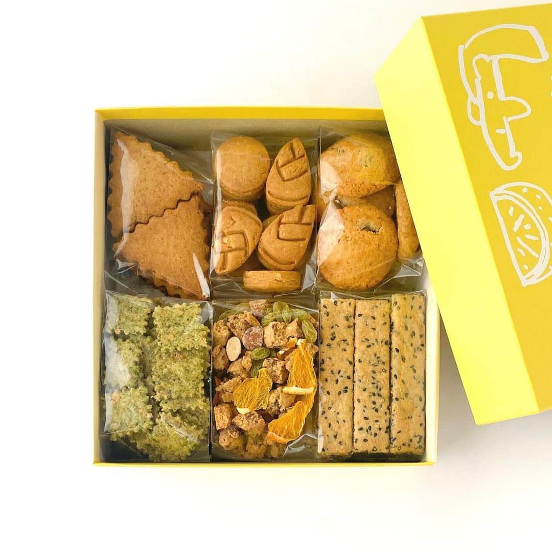 なかしましほ（foodmood）さんのインスタグラム写真 - (なかしましほ（foodmood）Instagram)「久しぶりにオリジナルカラー、黄色のクッキーBOXを販売中です。菜の花のように明るいBOXに、菜種油で作ったクッキーを詰め合わせてお届けします！ご注文はプロフィールのリンクからどうぞ。」4月13日 17時41分 - foodmoodshop