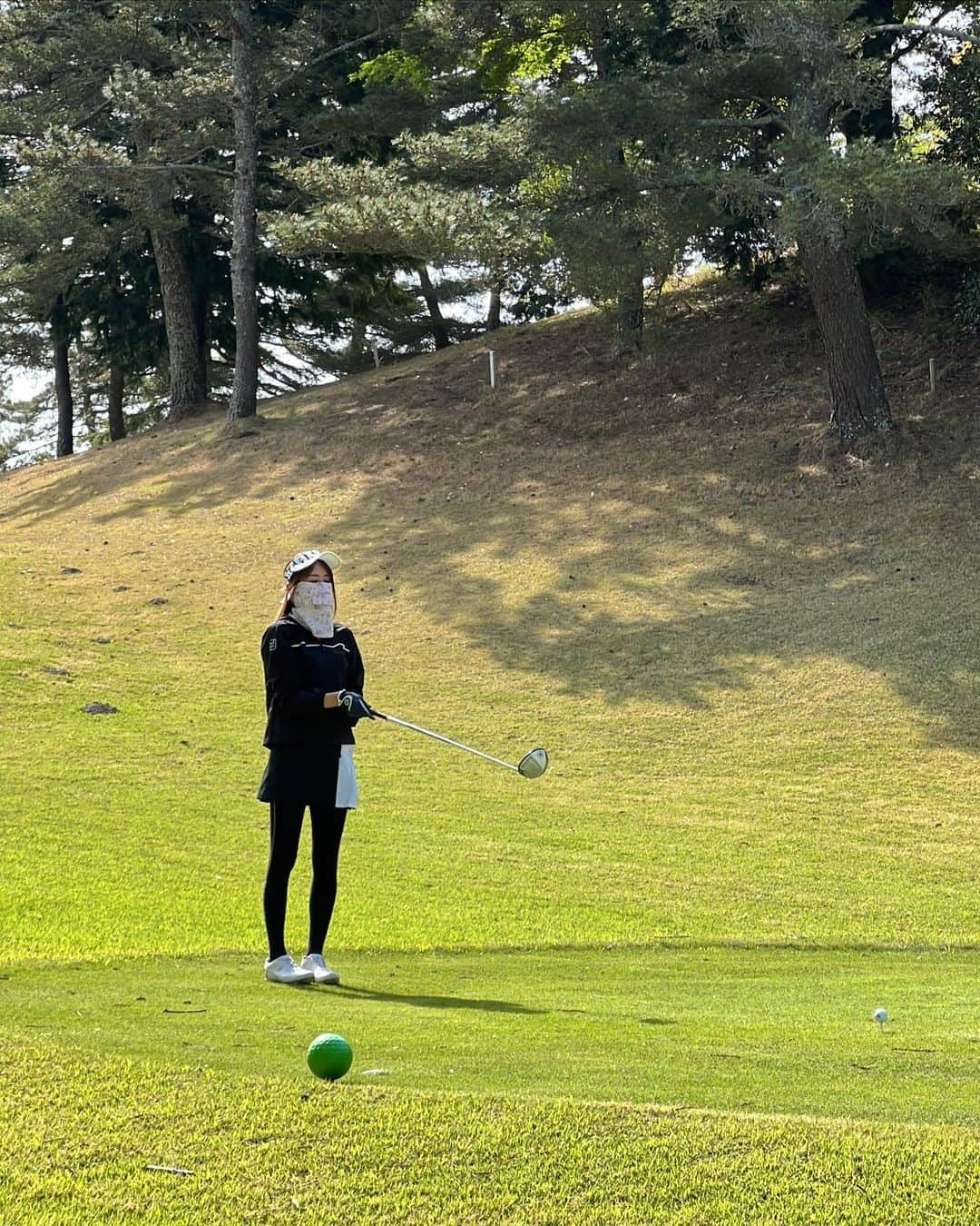 ISHIIYUKIKOさんのインスタグラム写真 - (ISHIIYUKIKOInstagram)「いっぱい撮ってもらった😆 ありがとうー💓 @nanaetakasawa  @yoppa408  @te2_golf   強風ゴルフー⛳️何回もバイザー飛んだ😂  @footjoy.japan  フットジョイのジャケット、後ろのロゴが可愛い❤️  #ゴルフ #ゴルフ女子 #golf #golfgirls  #골프 #골프스타그램  #高尔夫 #golfswing  #ゴルフウェア #ゴルフコーデ #ゴルフアパレル　#フットジョイ #デサントゴルフ」4月13日 17時41分 - ishii_yukiko