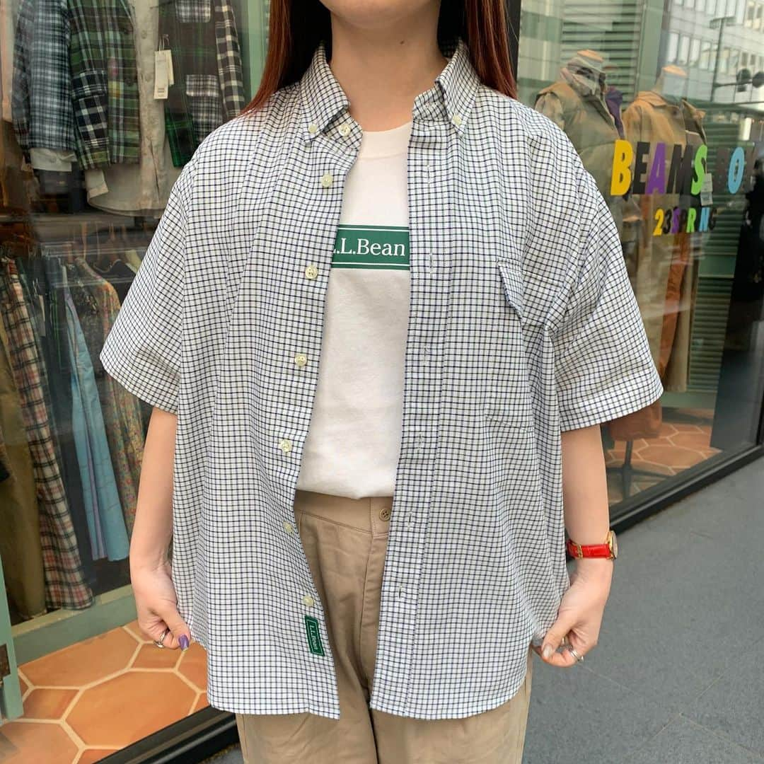 ビームス金沢さんのインスタグラム写真 - (ビームス金沢Instagram)「🦆 L.L.Bean × BEAMS 🦆 4.15（Sat.）Release . 今回は〈L.L.Bean〉の過去のカタログにあったビジュアルや、名作アイテムに使われた柄やディテールを踏襲し、今も尚、老若男女に愛されるベーシックなアイテム群をベースに、"ちょっとだけ気の利いたデイリーウエア"を製作。現代にマッチする素材選びとサイズフィッティングにアップデートし、〈BEAMS〉らしい遊び心のあるアイテムに仕上がりました。  ブランドのコーポレートカラーであるグリーンであしらったGreen Labelが特徴的なアイテムは、4月15日（土）より〈BEAMS〉、〈BEAMS PLUS〉、〈BEAMS BOY〉レーベル取り扱い店舗、BEAMS公式オンラインショップにて発売します。  これからの爽やかな初夏の装いにぴったりなアイテム群をぜひお楽しみに。 . Photography_ @tetsuokashiwada Hair&make_ @kojimak Prop styling_ @chan_shi26 Direction&Edit_ @taiyo.ooo Logo design_ @oxt_oxt . @llbean @llbeanjapan @beams_official @beams_plus @beams_boy_official #llbean #beams #beamsplus  #beamsboy  －－－－－－－－－－－－－－－－  🌐staff styling、Blog🌐 TOP URLからご覧ください🛩 店舗followも宜しくお願いします♬  #beams #beams_kanazawa #kanazawa #beamst #beamsf #brillaperilgusto #beamsstaffstyling #beamsplus #beamswomen #demiluxebeams #raybeams #beamsboy #beamslights #ootd #fashion #ishikawa #japan #ビームス #金沢 #ビームス金沢」4月13日 17時44分 - beams_kanazawa