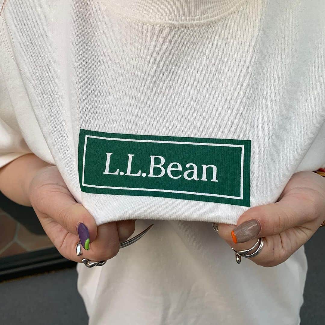 ビームス金沢さんのインスタグラム写真 - (ビームス金沢Instagram)「🦆 L.L.Bean × BEAMS 🦆 4.15（Sat.）Release . 今回は〈L.L.Bean〉の過去のカタログにあったビジュアルや、名作アイテムに使われた柄やディテールを踏襲し、今も尚、老若男女に愛されるベーシックなアイテム群をベースに、"ちょっとだけ気の利いたデイリーウエア"を製作。現代にマッチする素材選びとサイズフィッティングにアップデートし、〈BEAMS〉らしい遊び心のあるアイテムに仕上がりました。  ブランドのコーポレートカラーであるグリーンであしらったGreen Labelが特徴的なアイテムは、4月15日（土）より〈BEAMS〉、〈BEAMS PLUS〉、〈BEAMS BOY〉レーベル取り扱い店舗、BEAMS公式オンラインショップにて発売します。  これからの爽やかな初夏の装いにぴったりなアイテム群をぜひお楽しみに。 . Photography_ @tetsuokashiwada Hair&make_ @kojimak Prop styling_ @chan_shi26 Direction&Edit_ @taiyo.ooo Logo design_ @oxt_oxt . @llbean @llbeanjapan @beams_official @beams_plus @beams_boy_official #llbean #beams #beamsplus  #beamsboy  －－－－－－－－－－－－－－－－  🌐staff styling、Blog🌐 TOP URLからご覧ください🛩 店舗followも宜しくお願いします♬  #beams #beams_kanazawa #kanazawa #beamst #beamsf #brillaperilgusto #beamsstaffstyling #beamsplus #beamswomen #demiluxebeams #raybeams #beamsboy #beamslights #ootd #fashion #ishikawa #japan #ビームス #金沢 #ビームス金沢」4月13日 17時44分 - beams_kanazawa
