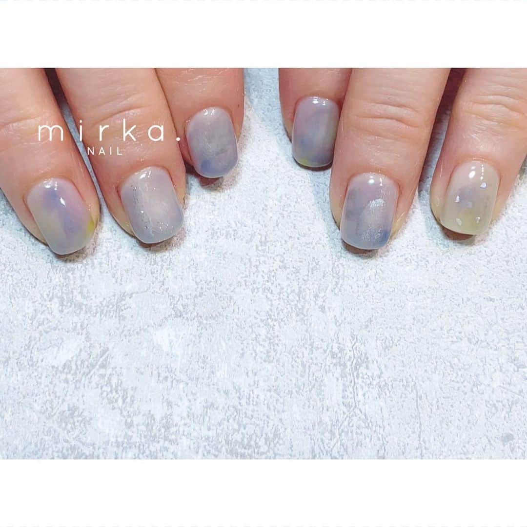 mirka. NAIL(ミルカネイル)のインスタグラム：「⁡ ⁡ ⁡ 海のイメージ𓆝 ⁡ ⁡ 沖縄へご旅行に行かれるお客様に ⁡ ⁡ ⁡ #mirkaおまかせネイル ………………………………………………………… ⁡ ご予約、お問い合わせは LINE ID⇒ @mirka.nail (@含む)まで。 ⁡ ご新規様はハイライトの「ご案内」と「ご予約方法」を必ずお読みいただいてからご予約くださいますようお願いいたします。 空き状況や詳細はLINEの投稿からご確認ください。 ⁡ ⁡ ⁡ ⁡ #mirkanail#nails#nail#nailart#naildesign #ショートネイル#ネイルアート#ネイルデザイン#ネイル#大人ネイル#シンプルネイル#オフィスネイル#ニュアンスネイル#ナチュラルネイル#カジュアルネイル#ショートネイルデザイン#美甲#春ネイル#春ネイル2023 #プライベートサロン#プライベートネイルサロン#東京ネイルサロン#東京ネイル#江東区ネイルサロン#森下#清澄白河 ⁡」