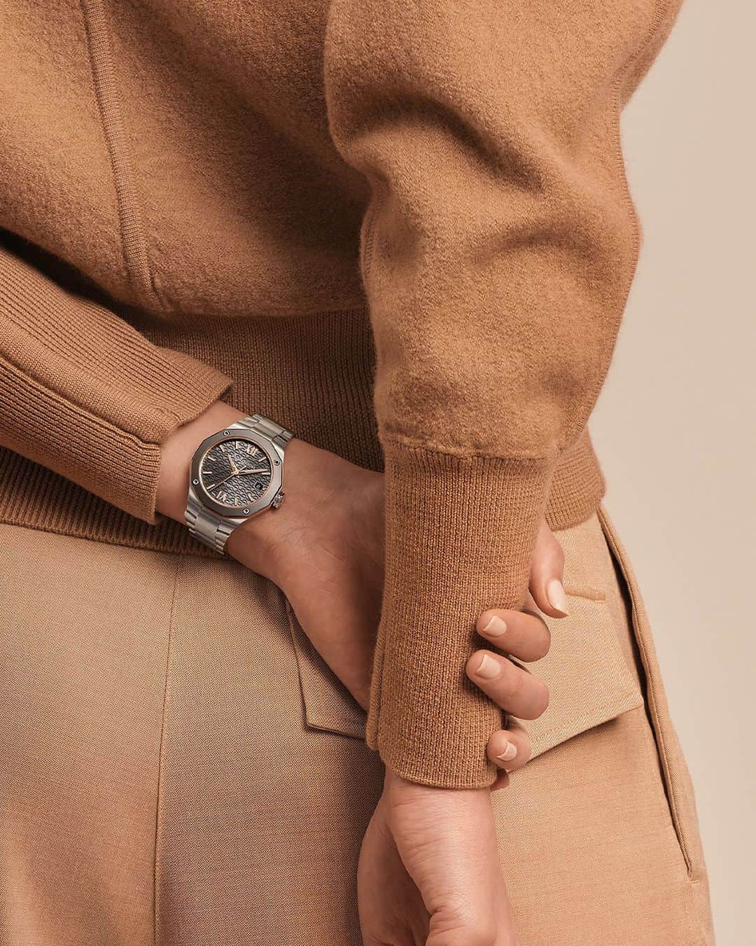 ボーンメルシーのインスタグラム：「Both functional and stylish, dress up your journey with the Riviera 10661. This elegant timepiece will follow you wherever you go. -- Riviera 10661 36 mm, Automatic movement, Satin-finished stainless steel case, Slate-grey dial, Scratch-resistant sapphire crystal, Sandblasted titanium bezel, equipped with 4 sandblasted steel screws, 38-hour power reserve, Fast strap interchangeable system. -- #BaumeetMercier #Riviera #Since73 #ShapingTime #Watches #Watch #SwissMade #WatchOfTheDay #WatchesOfInstagram #WatchLover #WatchAddict #Horology #WatchCollector #DailyWatch #InstaWatch #Love #WatchMaking」