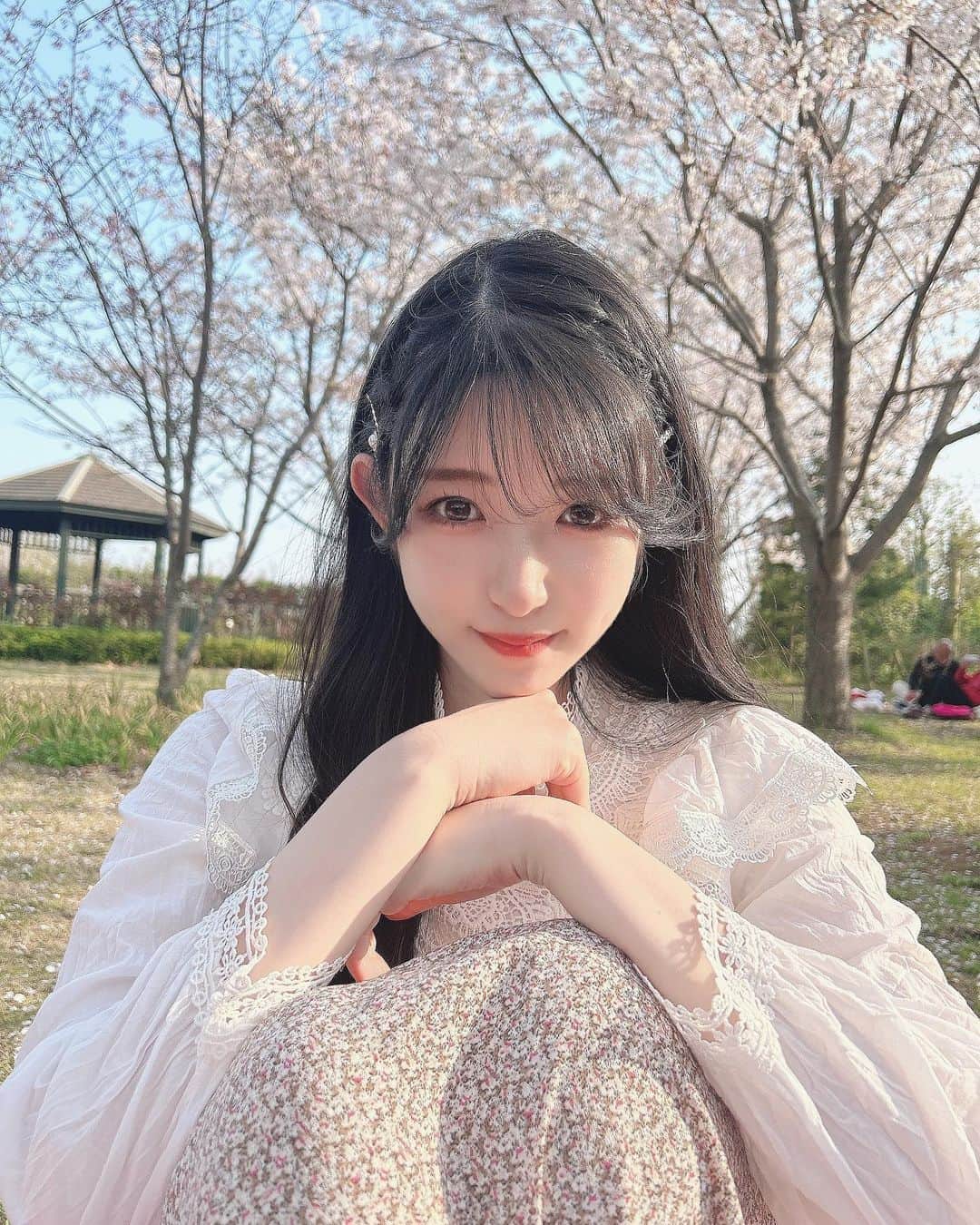 れみぱんのインスタグラム：「部屋の空気入れ替えたくて窓開けるとくしゃみが止まらない…」
