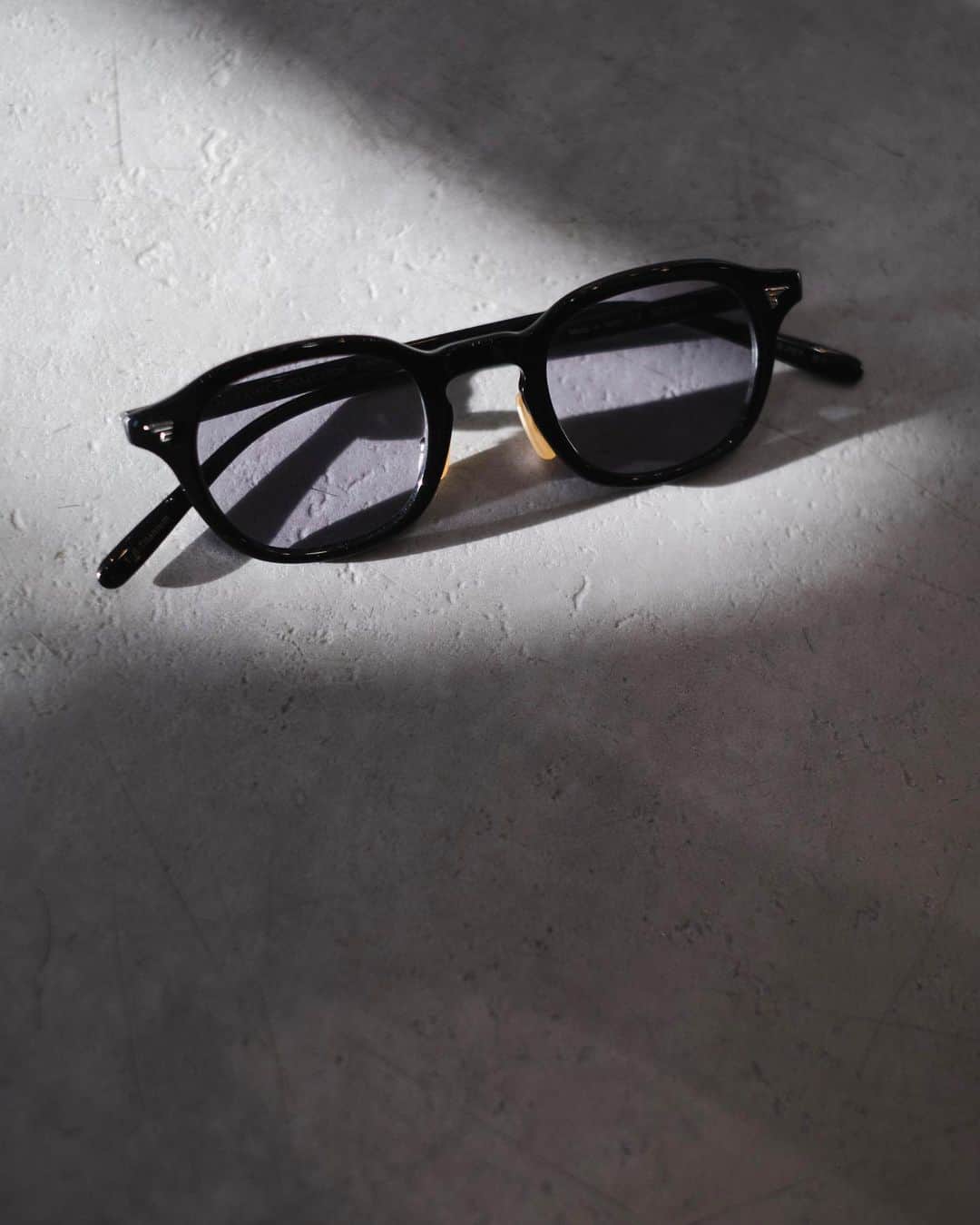 野口和弘のインスタグラム：「先日BJ CLASSIC COLLECTION SUNSHIFT × ISHIDA KAZUHOのレセプションパーティーにお呼ばれしたので行ってきました。 . @bj_classic_collection  @ishidakazuho  . . 紫外線でクリアレンズからサングラスにレンズ濃度が変化する眼鏡で室内でも外でも使える優れもの🕶👀 デザインもどれもおしゃれすぎて全部欲しかった。笑 . . 悩んだ末に黒縁のにしました👓たぶんね、似合ってる。笑 . . . . #sunshiftxishidakazuho」