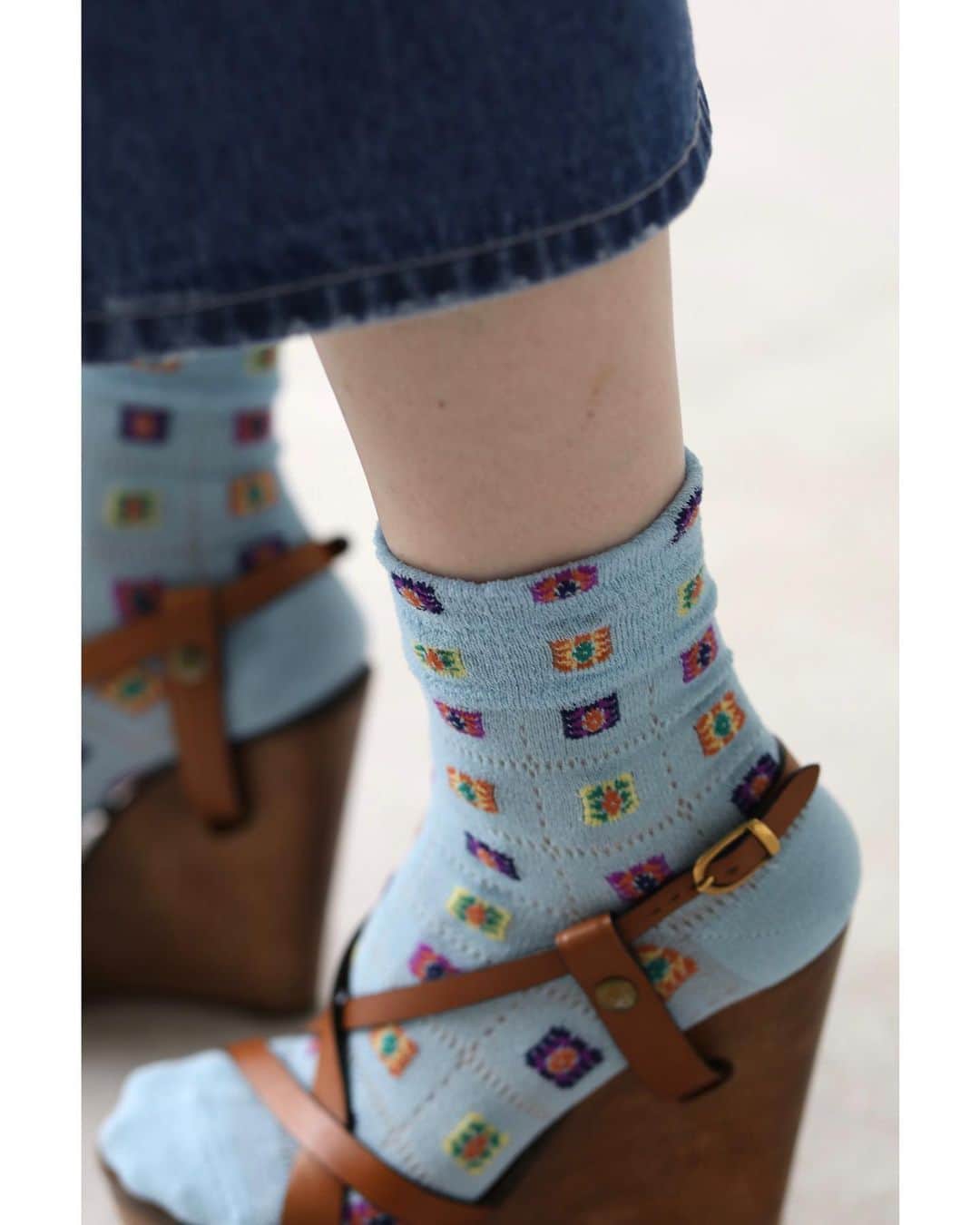 靴下屋公式アカウント（tabio）さんのインスタグラム写真 - (靴下屋公式アカウント（tabio）Instagram)「. “足元をレトロに彩る“ 昔懐かしいレトロなニットを イメージしたソックス。 波打ったような糸を使用しているので、 サラッとした肌離れの良い履き心地が 魅力の一足です。 ⁡ ▷メッシュニット風ショートソックス 021130323 ¥1,430 ⁡ #tabio#タビオ#socks#sockstyle#socksoftheday#ootd#legfasion#レッグファッション#大人コーデ#大人の足元#メッシュ#spring#春コーデ#ニット#レトロ」4月13日 17時58分 - tabio.jp