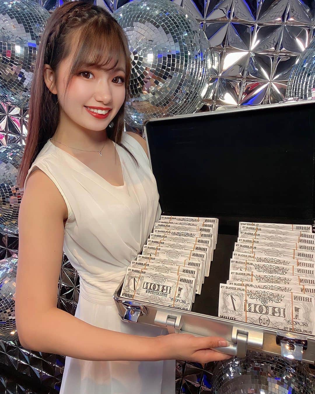 ゆいののインスタグラム：「⁡ 初めての2000RIONアタッシュケース😭💗 ありがとうございます！！ ⁡ ⁡ バーレスクTSに入ってから 色んな経験をさせてもらっている中 シンガーとしてステージに立たせていただき 昨日も急遽のショー前パフォーマンスでした🎤🤍 ⁡ 前にいただいた言葉が身に染みて 私だけの歌を届ける為にどうしたらいいか悩んで 考えるより感じながら歌うこと、 その瞬間を大切にすること、 言葉を大切にするとこと、 それを自分だけじゃなく 見てくださってるお客様に届けることを すごく意識していました。 ⁡ そして2000RIONアタッシュという形での 大大大サプライズ😭😭😭💕 ⁡ 全世界飛び回ってる田村さんが 来てくださるだけでサプライズなのに 本当にありがとうございます💖 シャンパンもご一緒させていただきました🥂🍾✴︎ .。 ⁡ ⁡ もっともっとTSで歌を届けられるよう 次の目標もあるので まだまだ進化していきます！💫 ⁡ ⁡ ⁡ ⁡ ✼••┈┈••✼••┈┈••✼••┈┈••✼••┈┈••✼ ⁡ 👠Show time 1部 ▷▶︎ 18:30open 19:00start 2部▷▶︎ 20:40open 21:15start 3部▷▶ 22:50open 23:30start ⁡ 下記リンクから 日付選択して予約出来ます🙆‍♀️ 💫https://ts.burlesque-tokyo.com/booking/ ⁡ 当日で記載が無くても 電話すると入れるかもです❣️ 📞 052-228-4141 ⁡ 最寄りは地下鉄栄駅1番出口 1番出口から体感徒歩1分🚶‍♀️ 🔎🌎〒460-0003 名古屋市中区錦3丁目18-12  Minex88ビル 8F バーレスクTS ⁡ ✼••┈┈••✼••┈┈••✼••┈┈••✼••┈┈••✼ ⁡ ⁡ #burlesque #burlesqueTS #burlesquetokyo #バーレスク東京名古屋店 #バーレスクTS #バーレスク東京 #バーレスク #バーレスクtsゆいの #誰かの夢になって生きていく #エンタメ活動を止めない #ショーガール #ショークラブ #showgirl #showclub #showtime #showpub #nightclub #名古屋新名所#名古屋観光#love名古屋 #名古屋旅行#名古屋インスタ映え #錦3」