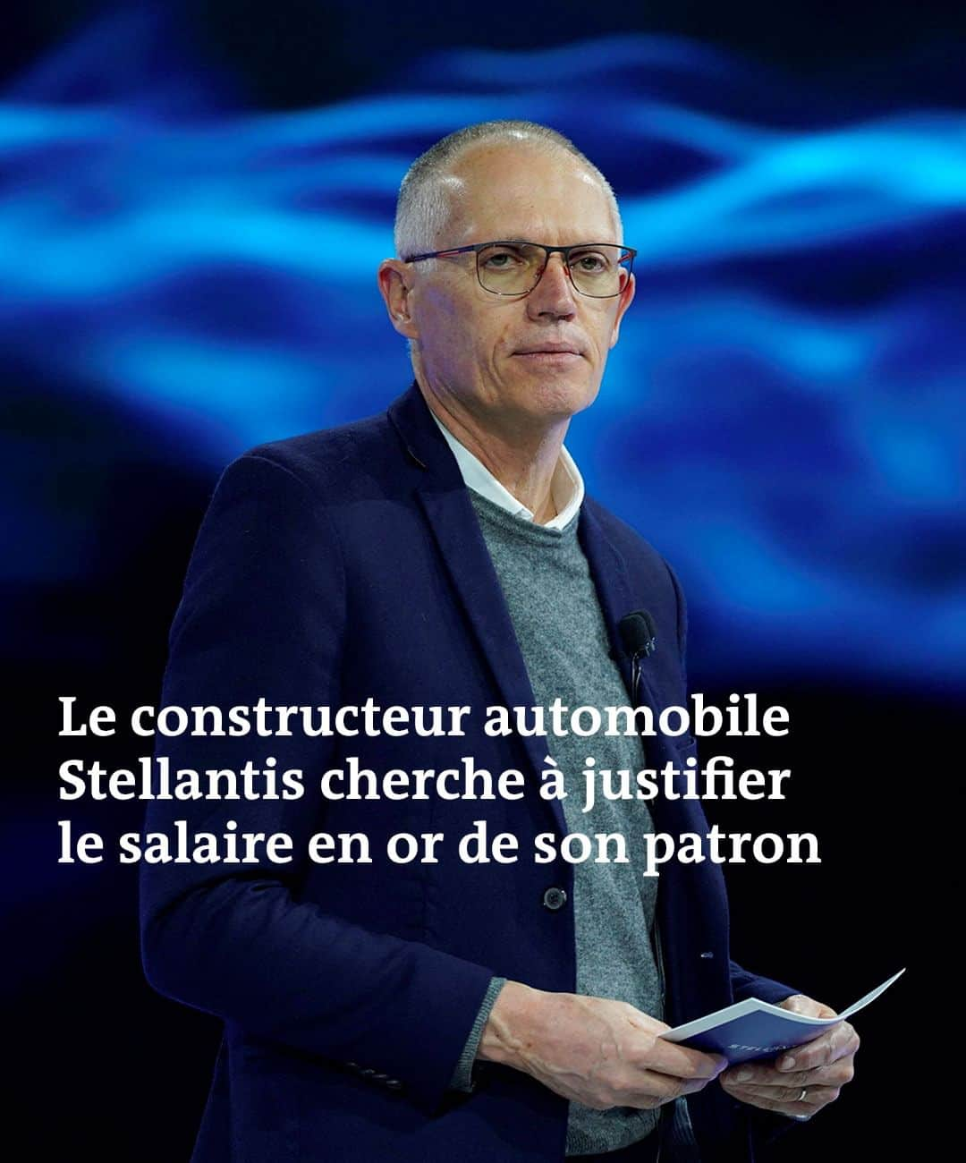 ルモンドのインスタグラム：「Cette année encore, Carlos Tavares, le directeur général de Stellantis, sera l’un des patrons les mieux rémunérés du CAC 40, rivalisant avec deux habitués du podium : Bernard Charlès, PDG de Dassault Systèmes, et Daniel Julien, celui de Teleperformance.  Les actionnaires du constructeur automobile, né de la fusion de Fiat Chrysler avec PSA en janvier 2021, seront consultés sur sa rémunération lors de l’assemblée générale qui se tiendra jeudi 13 avril, dans l’après-midi. Celle-ci se déroulera par visioconférence et sera retransmise d’Amsterdam, où le siège du groupe est installé.  En 2022, l’enveloppe consentie au patron au titre de l’année de la fusion avait provoqué une fronde des actionnaires qui, à 52 % des voix, l’avaient rejetée. Le vote n’étant que consultatif, cela n’avait pas remis en question le versement de 19,1 millions d’euros à M. Tavares au titre de l’année 2021, ni modifié l’attribution d’une rémunération différée en actions susceptible de faire grimper à 66 millions d’euros ses émoluments, selon les calculs de Proxinvest, une société qui conseille les actionnaires sur leur politique de vote. C’est ce « bonus » qui avait déclenché l’opposition des actionnaires. - Vous avez lu 24% de cet article. - Photo : Carlos Tavares, le directeur général de Stellantis, lors du New York International Auto Show, à New York, le 5 avril 2023. DAVID DEE DELGADO / REUTERS - Retrouvez notre article en suivant le lien linkinbio sur notre profil.⁣⁣ -  #stellantis #remunerationdespatrons #surremuneration #cacquarante #salaireenor #proxinvest」