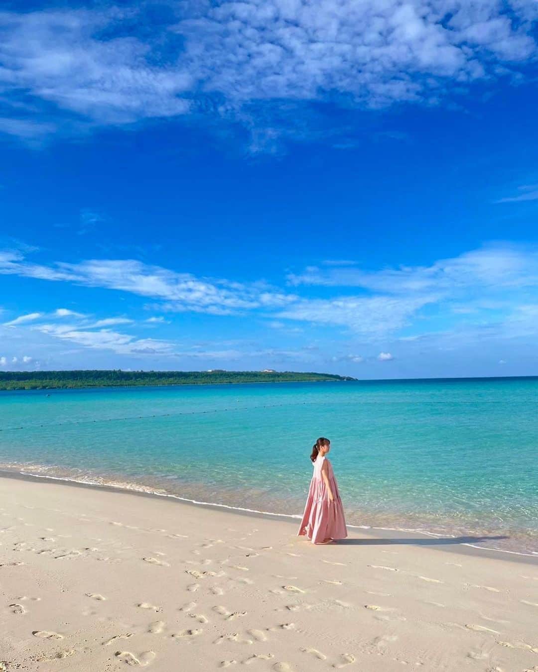 ジェットスター航空さんのインスタグラム写真 - (ジェットスター航空Instagram)「行きたい！と思ったら【いいね❤️】 #jettabi_japan #宮古諸島編🌺 東洋一の美しさ⁉️ #与那覇前浜ビーチ  地元では「マイパマビーチ」とも呼ばれ、透明度の高いエメラルドグリーンの海と7kmにわたって続く白い砂浜とのコントラストが印象的✨ 真っ白な砂浜は、東洋一と称されているのだとか😲  また、さまざまなマリンスポーツが楽しめ、トライアスロン宮古島大会のスタート地点なのだそう🚴  近隣にはホテルがあり、リゾート気分を満喫するのにもってこいのビーチでスター🏖️  【与那覇前浜ビーチ】 📍沖縄県宮古島市下地字与那覇1199-1  -------------------------------------------- ／ 📣ジェットスターなら、宮古（下地島）まで ＼ ✈︎東京（成田）から 片道¥7,490〜 ✅3/26より運航再開！好評運航中🛫 --------------------------------------------  ジェットスター・ジャパン公式アカウント（@jetstar_japan）では「“次に行きたい”が見つかる」をテーマに就航地の魅力をご紹介✈️⭐️「#jettabi_japan」をつけて、皆さんのFun&Happyな旅の思い出をぜひご投稿ください！素敵なお写真は、公式アカウントでご紹介させていただきます♪  ⭐️Special thanks📸 by @iamemika21（1枚目）、 @maaaai64 （2枚目） 、 @____.aika_ （3枚目）、@__t.s.u.k.i__ （4枚目） --------------------------------------------  ※運賃はエコノミークラス「Starter」。支払手数料、空港使用料等が別途必要です。受託手荷物の料金は含まれません。諸条件が適用されます。 ※就航地のご紹介内容に関する最新情報は、下記の参照サイト等でご確認ください。 -------------------------------------------- 【参照サイト】 沖縄観光情報WEBサイト「おきなわ物語」 宮古島観光協会HP --------------------------------------------  #宮古島 #宮古 #宮古諸島#宮古島観光 #宮古島旅行 #沖縄 #沖縄旅行 #沖縄観光 #宮古島観光スポット #沖縄の海 #ジェットスター #jetstar #jetstar_japan #LCC #trip #旅好きな人と繋がりたい #インスタ映え #絶景スポット #okinawa #okinawajapan #与那覇前浜 #宮古ブルー #フォトジェニック旅 #日本の絶景 #絶景スポット #インスタ映え #海好きな人と繋がりたい #海が好き」4月13日 18時00分 - jetstar_japan