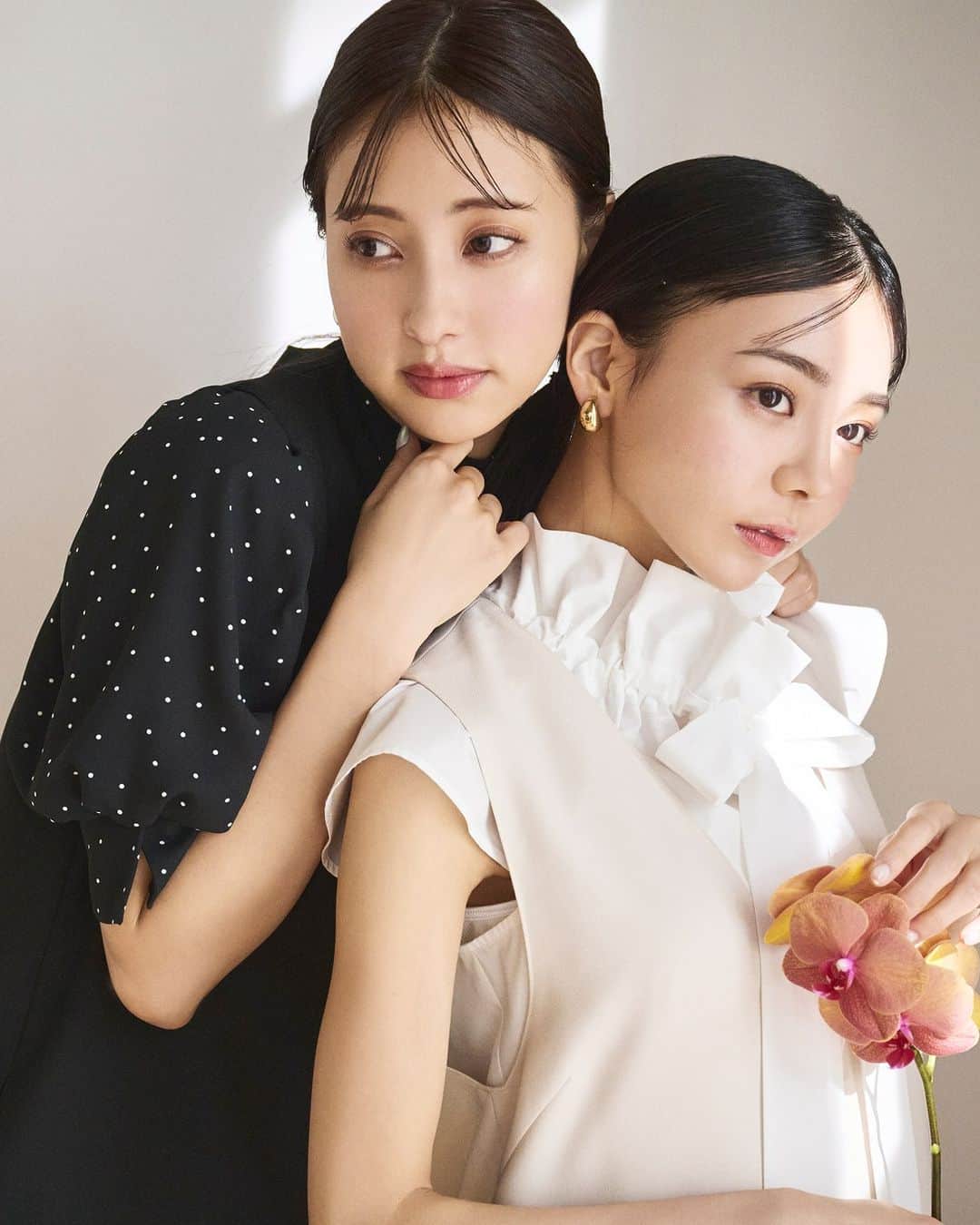 NATURAL BEAUTY BASICのインスタグラム：「Sister's outfit NATURAL BEAUTY BASIC  ＜Hikari 155cm＞  ■フレンチスリーブビッグボウブラウス ¥7,920 tax in size:S/M color:クロ×オフ/オフ/ブルー/カーキ #0173110454  ■＜カルゼストレッチシリーズ＞ジャンスカ(PSサイズ着用) ¥9,900 tax in size:S/M/PS color:クロ/オフベージュ/ターコイズ #0173140415  ＜Chiemi 166cm＞  ■ドットシフォンブラウス ¥6,930 tax in size:S/M color:クロベース/オフベース/ブルーベース #0173110453  ■＜カルゼストレッチシリーズ＞ジャンスカ(Mサイズ着用) ¥9,900 tax in size:S/M/PS color:クロ/オフベージュ/ターコイズ #0173140415  ---------------------------------  愛甲千笑美さんと、ひかりさん、 人気の姉妹がNBBのファッションシュートで初共演！  おそろいのワンピースに、 ラインやディテールをリンクさせたシミラーコーデ… フォトジェニックな姉妹の着こなしは必見。  Sサイズさんでもバランスのいいスタイリングが叶う、 ひかりさん着用のpetit size collectionにも注目です。  詳しくはプロフィールのURLから webカタログをぜひチェックしてみてください♪  #愛甲千笑美 さん #愛甲ひかり さん #姉妹コーデ #リンクコーデ #双子コーデ #春カラー #ジャンスカ #ボウタイブラウス #ワンピースコーデ #ドットブラウス #お出かけコーデ #オフィスコーデ #オフィスカジュアル #通勤コーデ #大人可愛い #カラーコーデ #着回しコーデ #きれいめカジュアル #ベーシックコーデ #ベーシック #ナチュラルコーデ #トレンドスタイル #シンプルコーデ #ナチュラルビューティーベーシック #naturalbeautybasic」