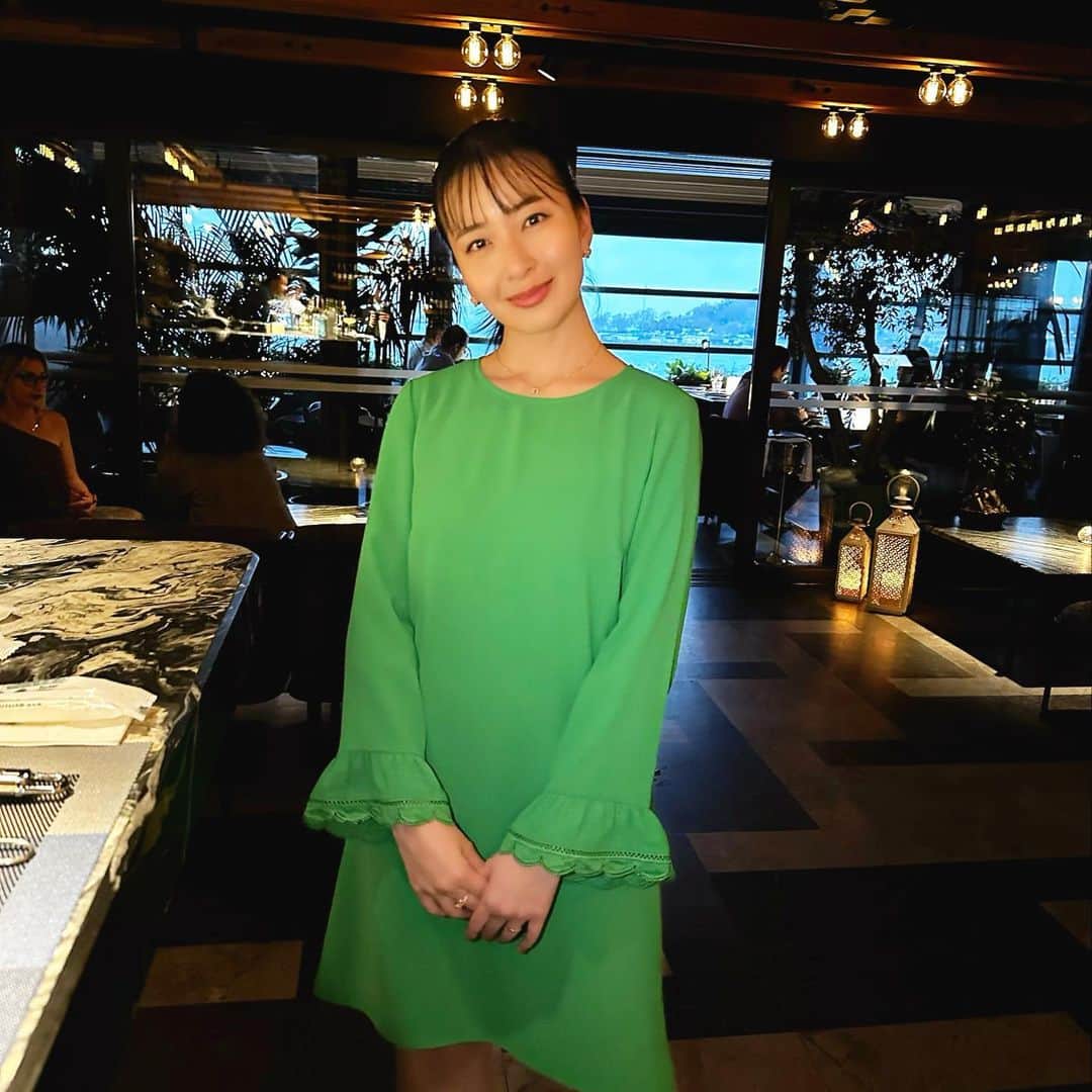 岩間恵のインスタグラム：「🍸💚  イスタンブールで泊まったホテルのレストランで カクテル🍸作らせてもらう体験したよ✌️♡  👗 @tarajarmon_jp   @goturkiye @goturkiye_jp @go__istanbul  #GoTürkiye #Goİstanbul #İstanbulisthenewcool」