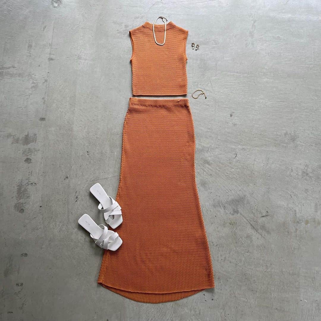 デュラスアンビエントのインスタグラム：「#リンクス柄ニットセットアップ <Off white, Orange, Blue, Dark navy>  リラクシーなサマースタイルを叶える、セットアップが登場。  凹凸感のある編み地で、サラッと軽やかでありながら立体感のある表面に仕上げました。  存在感のあるニットだからこそ、ワントーンのシンプルさがグッと引き立ちます。  人気のボトルネック×ノースリーブのトップスはコンパクトに、対するスカートは裾に向かって広がるシルエットで、王道のフィット＆フレアを実現。  セットではもちろん、個々でのコーディネートも楽しめる着回し力抜群のアイテムです。  ＿＿＿＿＿＿＿＿＿＿＿ ✔︎ @ambient_styling #AMBIENT #ambient_official #ambientstyle #アンビエント」