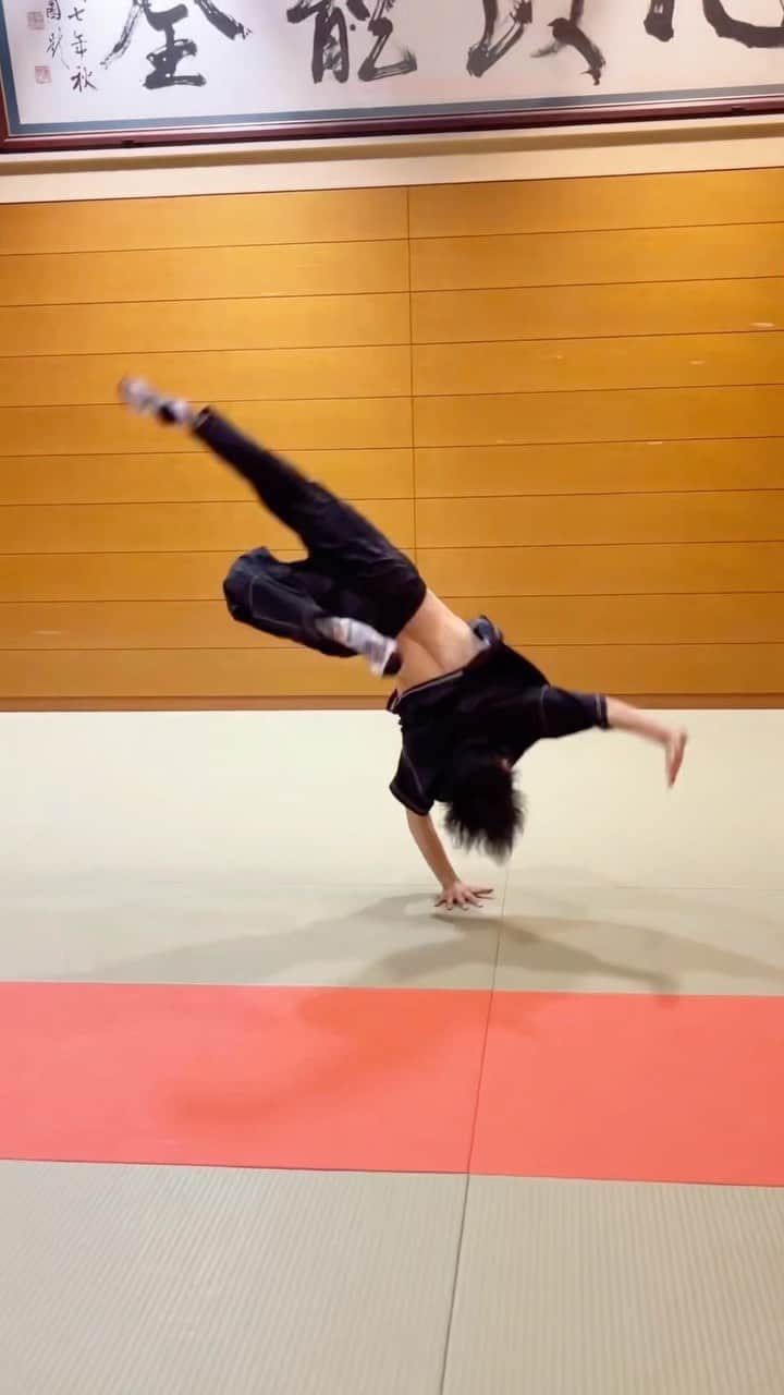 asukaのインスタグラム：「Easy transition demonstration 🖤   #dance #breaking #breakdance #bboy #powermove #powermoves #acrobatics #tricking #parkour #gymnastics #movement #capoeira #ブレイキン #超人」