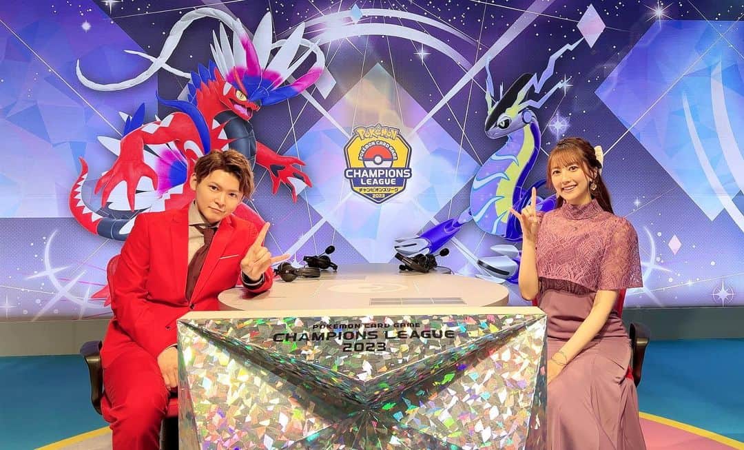 瀬谷ひかるのインスタグラム：「❤️💜  2023/4/1,2 ポケモンカードゲーム チャンピオンズリーグ宮城 大会MCとして参加させて頂きました！ お写真は同じくMCのケントおにいさんと📸  どのリーグも白熱したバトルが繰り広げられていて、 ワクワクしながら応援していました✊ 新情報のサプライズもすごかった！ 皆様ありがとうございました✨  #ポケカCL2023宮城 #ポケカ」