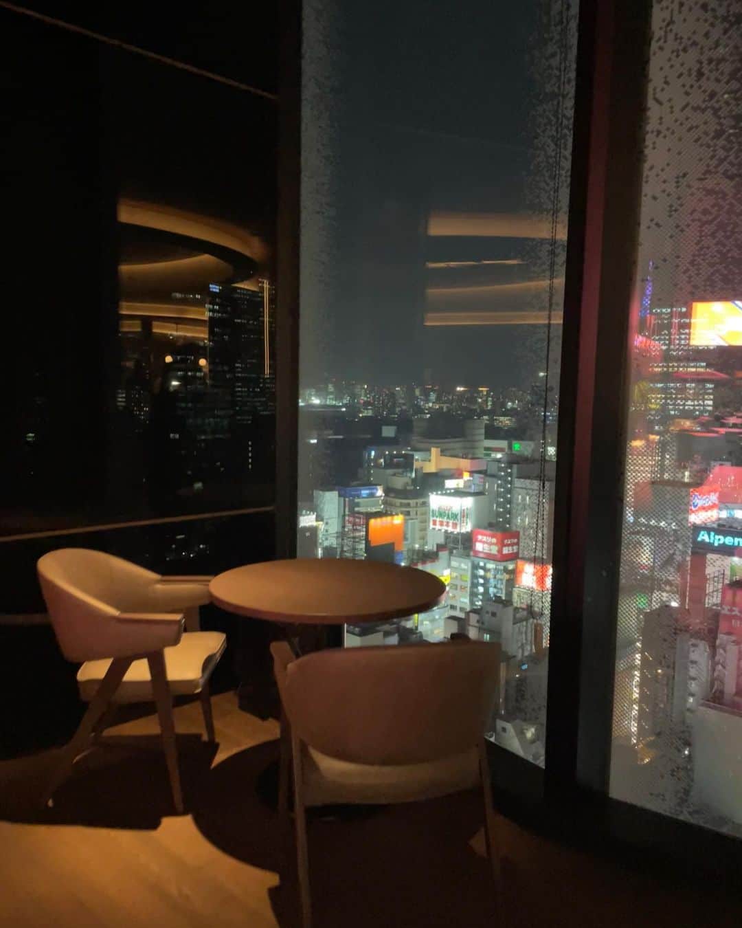 maari watanabe(まありん)さんのインスタグラム写真 - (maari watanabe(まありん)Instagram)「国内最大級のホテル×エンタメコンプレックス、東急歌舞伎町タワーが4月14日にopen🎉  歌舞伎町のど真ん中にエレガントなホテルが誕生！ホテル直結17階にあるダイニングJAM17にひと足お先にお邪魔したよ！  @jam17_diningandbar   アート作品がズラリと並ぶ入口からわくわくが止まらない！ 席数は132席あり、開放感にも驚かされます✨ barエリアやピンクのネオンが素敵なテラスもあって、海外に居るような気分に🏝  料理も美味しくて、産地直送の鮮度にこだわった食材を取り入れ、石窯で旨味を閉じ込めた様々なお料理を楽しめました🍳  大人気レストランになること間違いなしです…！  HOTEL GROOVE SHINJUKU, A PARKROYAL HotelのOPENは5/19だそうです！  #jam17 #supported #東急歌舞伎町タワー #新宿グルメ #新宿ランチ #新宿ディナー #歌舞伎町グルメ #新宿イタリアン」4月13日 18時08分 - manyo_wt