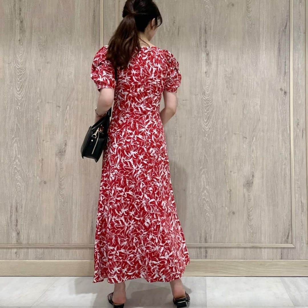 MERCURYDUOさんのインスタグラム写真 - (MERCURYDUOInstagram)「. ／ 春のお出かけにぴったり。 おすすめワンピースをご紹介！  おすすめアイテム一覧は @mercuryduo_styling トップURL  or ストーリーハイライトからCHECK！ ＼ ⁡  #フラワーパフスリーブワンピース color:charcoalgray/red/iceblue size:S/M  #コードデザインソフトスクエアbag color:off-white/black/mintgreen/iceblue size:F  #ナローストラップポイントトゥサンダル color : off-white/lavender/black size : 36/38  ※お気に入り追加でポイントプレゼント中！  ⁡ アイテム詳細やポイントGETは  @mercuryduo_stylingのTOP リンクからCHECK出来ます。  【着用スタッフ】 @mercuryduo_manami / 162cm 骨格ストレート / イエベ秋 ⁡ ⁡  ＿＿＿＿＿＿＿＿＿＿＿＿＿＿＿＿＿＿＿＿＿＿＿＿＿＿  ⁡ @mercuryduo_com   #MERCURYDUO #公式通販RUNWAYchannel #マーキュリーデュオ  ＿＿＿＿＿＿＿＿＿＿＿＿＿＿＿＿＿＿＿＿＿＿＿＿＿＿」4月13日 18時10分 - mercuryduo_styling