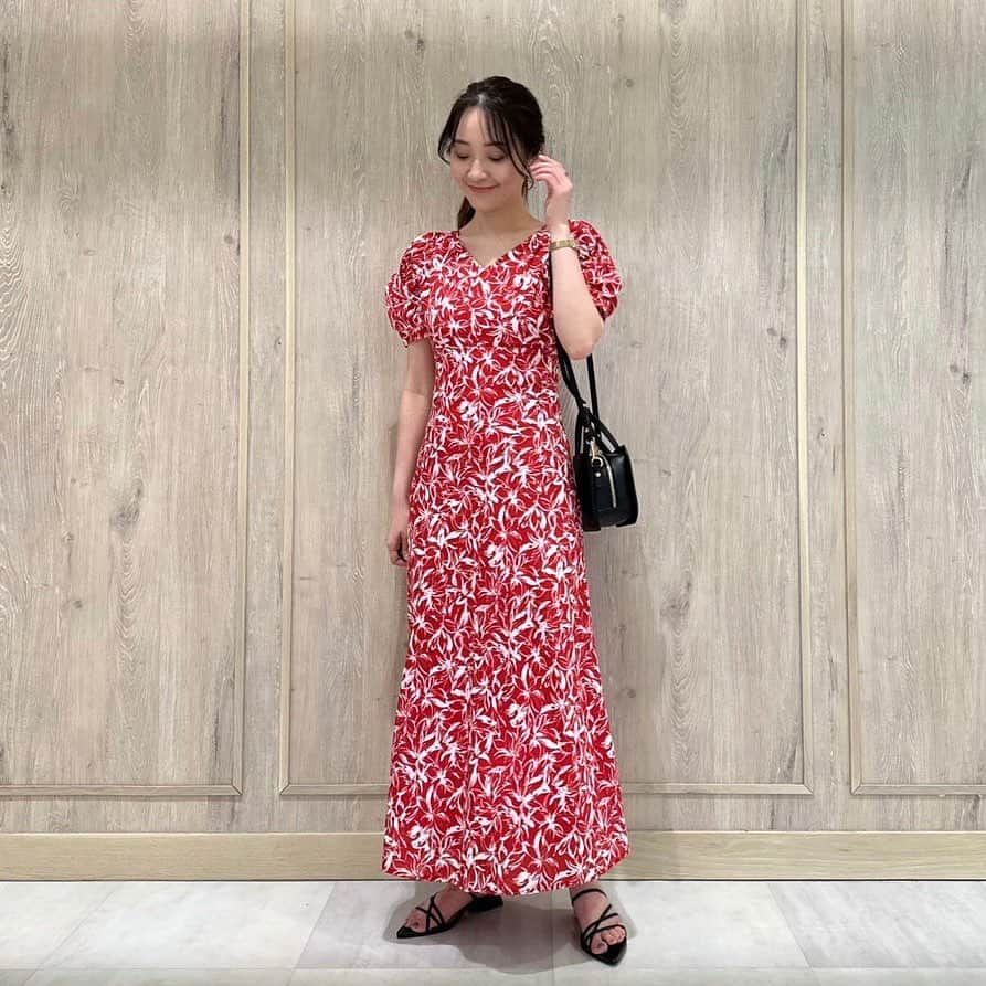MERCURYDUOさんのインスタグラム写真 - (MERCURYDUOInstagram)「. ／ 春のお出かけにぴったり。 おすすめワンピースをご紹介！  おすすめアイテム一覧は @mercuryduo_styling トップURL  or ストーリーハイライトからCHECK！ ＼ ⁡  #フラワーパフスリーブワンピース color:charcoalgray/red/iceblue size:S/M  #コードデザインソフトスクエアbag color:off-white/black/mintgreen/iceblue size:F  #ナローストラップポイントトゥサンダル color : off-white/lavender/black size : 36/38  ※お気に入り追加でポイントプレゼント中！  ⁡ アイテム詳細やポイントGETは  @mercuryduo_stylingのTOP リンクからCHECK出来ます。  【着用スタッフ】 @mercuryduo_manami / 162cm 骨格ストレート / イエベ秋 ⁡ ⁡  ＿＿＿＿＿＿＿＿＿＿＿＿＿＿＿＿＿＿＿＿＿＿＿＿＿＿  ⁡ @mercuryduo_com   #MERCURYDUO #公式通販RUNWAYchannel #マーキュリーデュオ  ＿＿＿＿＿＿＿＿＿＿＿＿＿＿＿＿＿＿＿＿＿＿＿＿＿＿」4月13日 18時10分 - mercuryduo_styling