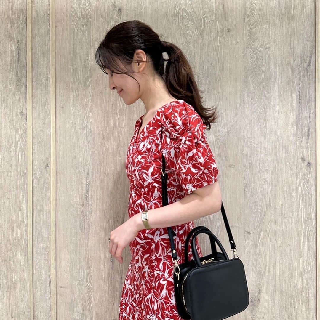 MERCURYDUOさんのインスタグラム写真 - (MERCURYDUOInstagram)「. ／ 春のお出かけにぴったり。 おすすめワンピースをご紹介！  おすすめアイテム一覧は @mercuryduo_styling トップURL  or ストーリーハイライトからCHECK！ ＼ ⁡  #フラワーパフスリーブワンピース color:charcoalgray/red/iceblue size:S/M  #コードデザインソフトスクエアbag color:off-white/black/mintgreen/iceblue size:F  #ナローストラップポイントトゥサンダル color : off-white/lavender/black size : 36/38  ※お気に入り追加でポイントプレゼント中！  ⁡ アイテム詳細やポイントGETは  @mercuryduo_stylingのTOP リンクからCHECK出来ます。  【着用スタッフ】 @mercuryduo_manami / 162cm 骨格ストレート / イエベ秋 ⁡ ⁡  ＿＿＿＿＿＿＿＿＿＿＿＿＿＿＿＿＿＿＿＿＿＿＿＿＿＿  ⁡ @mercuryduo_com   #MERCURYDUO #公式通販RUNWAYchannel #マーキュリーデュオ  ＿＿＿＿＿＿＿＿＿＿＿＿＿＿＿＿＿＿＿＿＿＿＿＿＿＿」4月13日 18時10分 - mercuryduo_styling