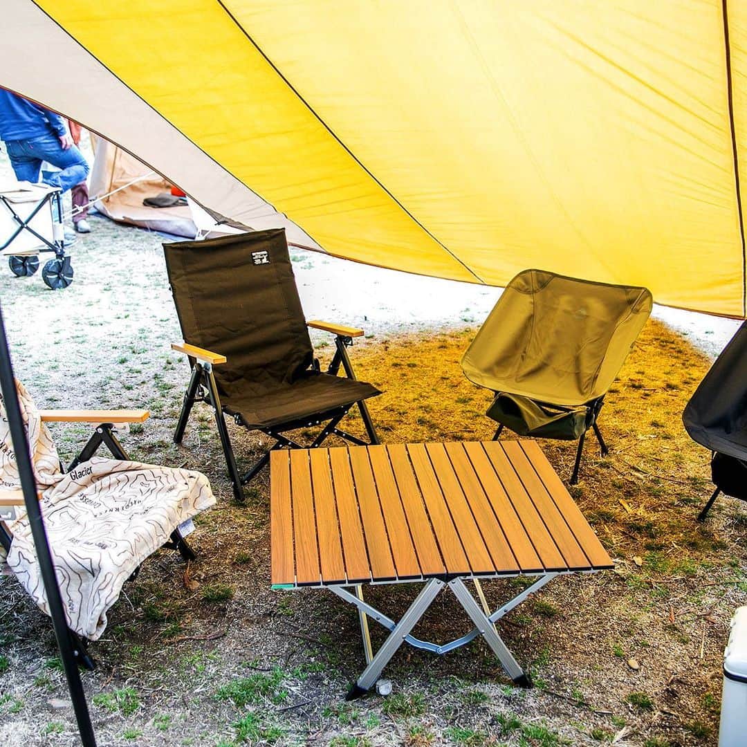 キャンプ情報サイト［ランタン］さんのインスタグラム写真 - (キャンプ情報サイト［ランタン］Instagram)「CAMP SMILE STYLE ／ テーブルを囲んでのんびり。 グルキャンの楽しい時間はあっという間。 ＼ いろんなキャンパーのキャンプスタイルを現地取材と一般キャンパーからの投稿で数多く掲載してます。 . . 詳しくは @lantern.camp webサイトをご覧ください . . #camp #camping #camplife #outdoor #travel #trip #lantern_smile #キャンプ #キャンプ用品 #アウトドア #テント #自然 #旅行 #キャンプ初心者 #キャンプ好きな人と繋がりたい #アウトドア好きな人と繋がりたい #camper #外遊び #キャンプスタイル #かぶとの森テラス #グループキャンプ #グルキャン #Nordisk #ノルディスク #アスガルド #ヘキサセンターテーブル #captainstag #キャプテンスタッグ」4月13日 18時12分 - lantern.camp