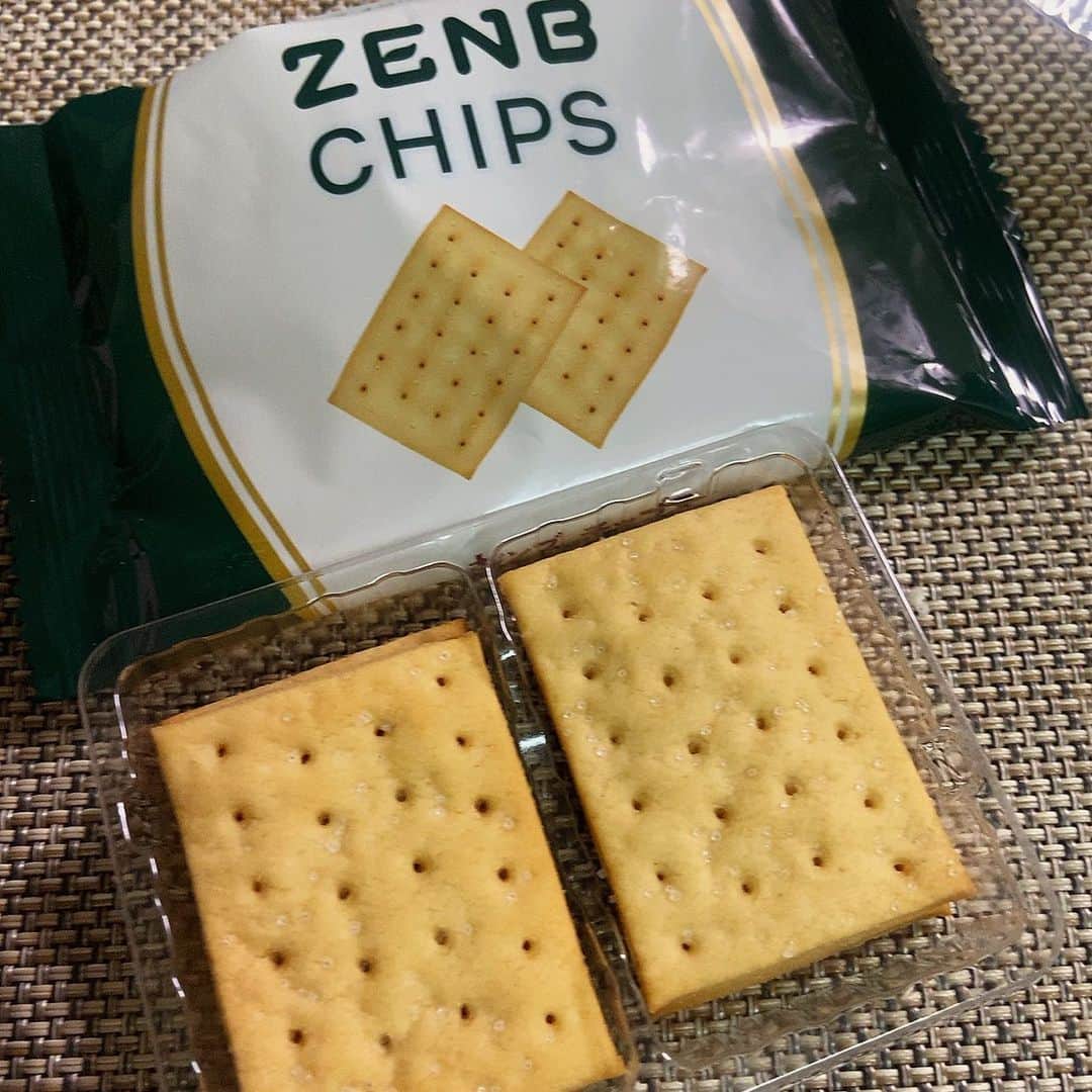 のインスタグラム：「ZENBチップス、あまりの美味しさにダース買い。原料は黄えんどう豆粉、オリーブオイル、岩塩のみ。サクッと軽い食感で、素材そのものの味が楽しめてグルテンフリー。低糖質、食物繊維たっぷり、鉄分、ビタミンB1も含有しています。お酒のおつまみにも最高👍ZENBはスープもヌードルも大好きですが、このチップスは本当に感動しました。 #zenbチップス  #zenb #zenbスープ」