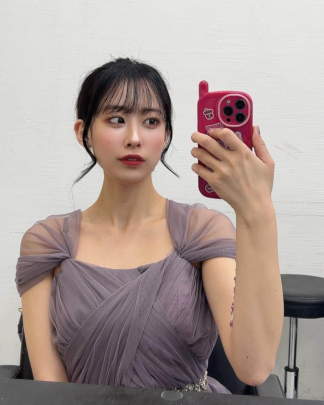 宮島小百合のインスタグラム：「高校の同級生の 結婚式💐行ってきました  なかよし友達7人で おそろいのドレスを💖笑 流行ってるらしい✨  本当におめでとう🌸✨  #結婚式#結婚式コーデ #結婚式ヘアアレンジ #ドレス」