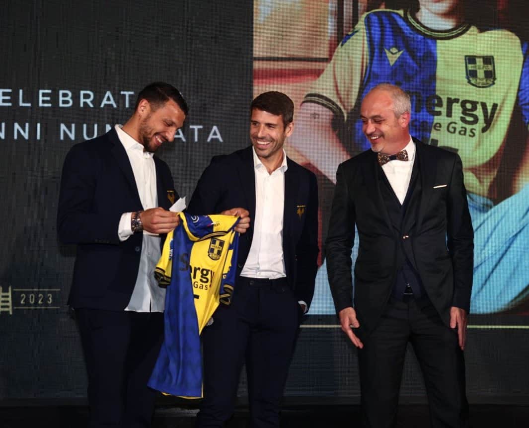 ミゲル・ヴェローゾのインスタグラム：「Ieri una bellissima serata con la famiglia gialloblù per celebrare i 120 anni del club e 1 anno di #HVFoundation!  🟡🔵  #Hellas120 #HVFoundation @hellasveronafc」