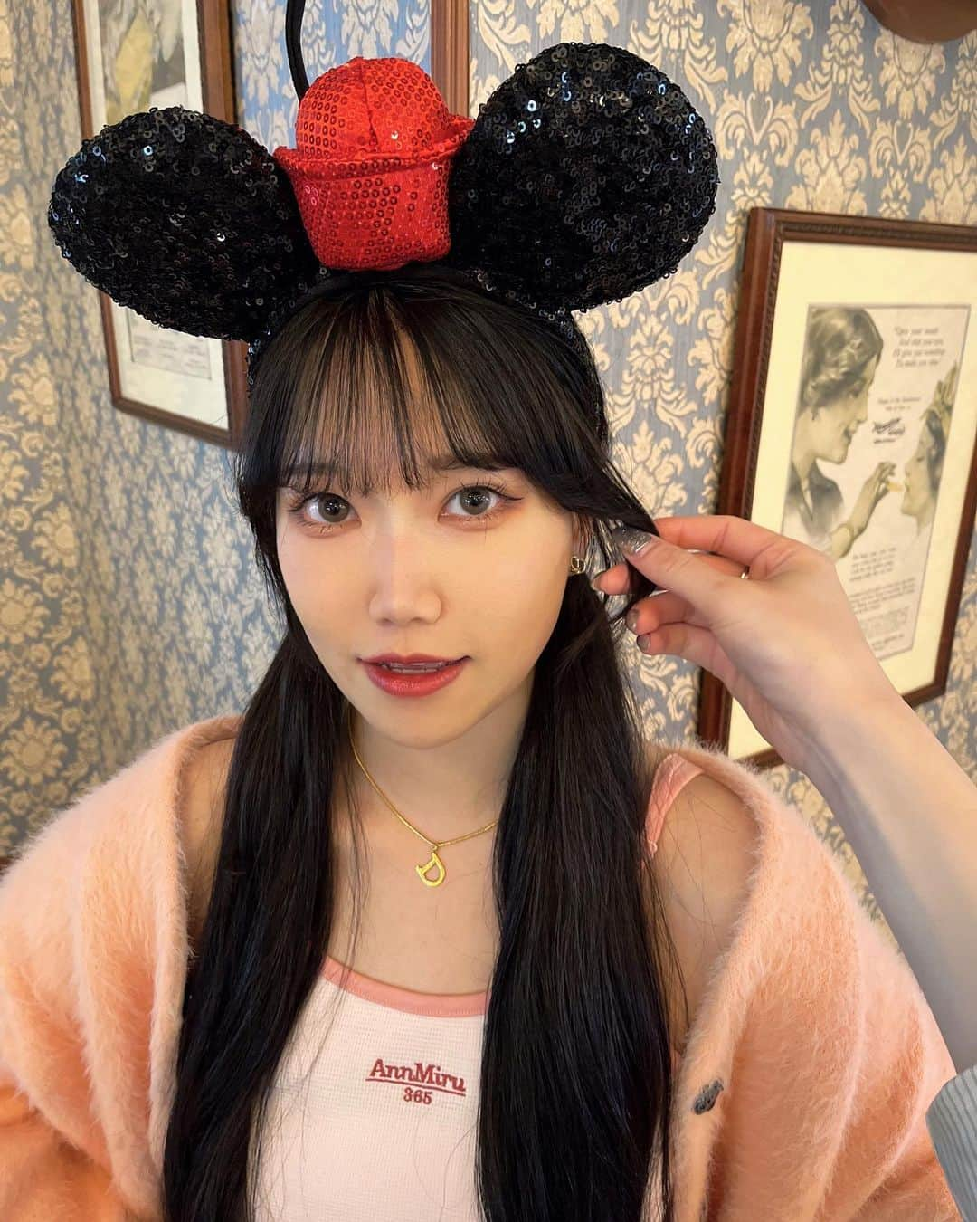 ミルさんのインスタグラム写真 - (ミルInstagram)「AnnMiruキャミ着てディズニーランド🐭🌈🏰 ⁡ 可愛くなりたかったので早起きしていつもの2倍時間をかけてメイクしました😂💕（？） 今のミルのモチベは完全にPOP-UPなので お金かけて来てくれる子に失礼の無いように当日までスタイル整えたりメイクの勉強頑張る🥹✨ （ディズニー投稿までもPOP-UPの話😇） ⁡ ディズニーってやっぱり髪の毛の巻き落ちるシステムある！これは確定！😮‍💨笑 ふわふわツインだったのに 鬼ストレートになっちゃったよ~🥲 （ツインテールは中学の卒業式以来です😂） ⁡ 動画の素材が少し短くてどうなるかまだ未定ですが🥺 vlog投稿出来たら...🤫💕ｺｿｺｿ （広告無しにするので安心してね🥹） ⁡ ⁡ ⁡ ⁡ ⁡ ⁡ ⁡ ⁡ ⁡ ⁡ #ディズニーランド#disneyland #ミニーちゃんコーデ #ミニーコーデ　💕」4月13日 18時21分 - ____tkym_m____