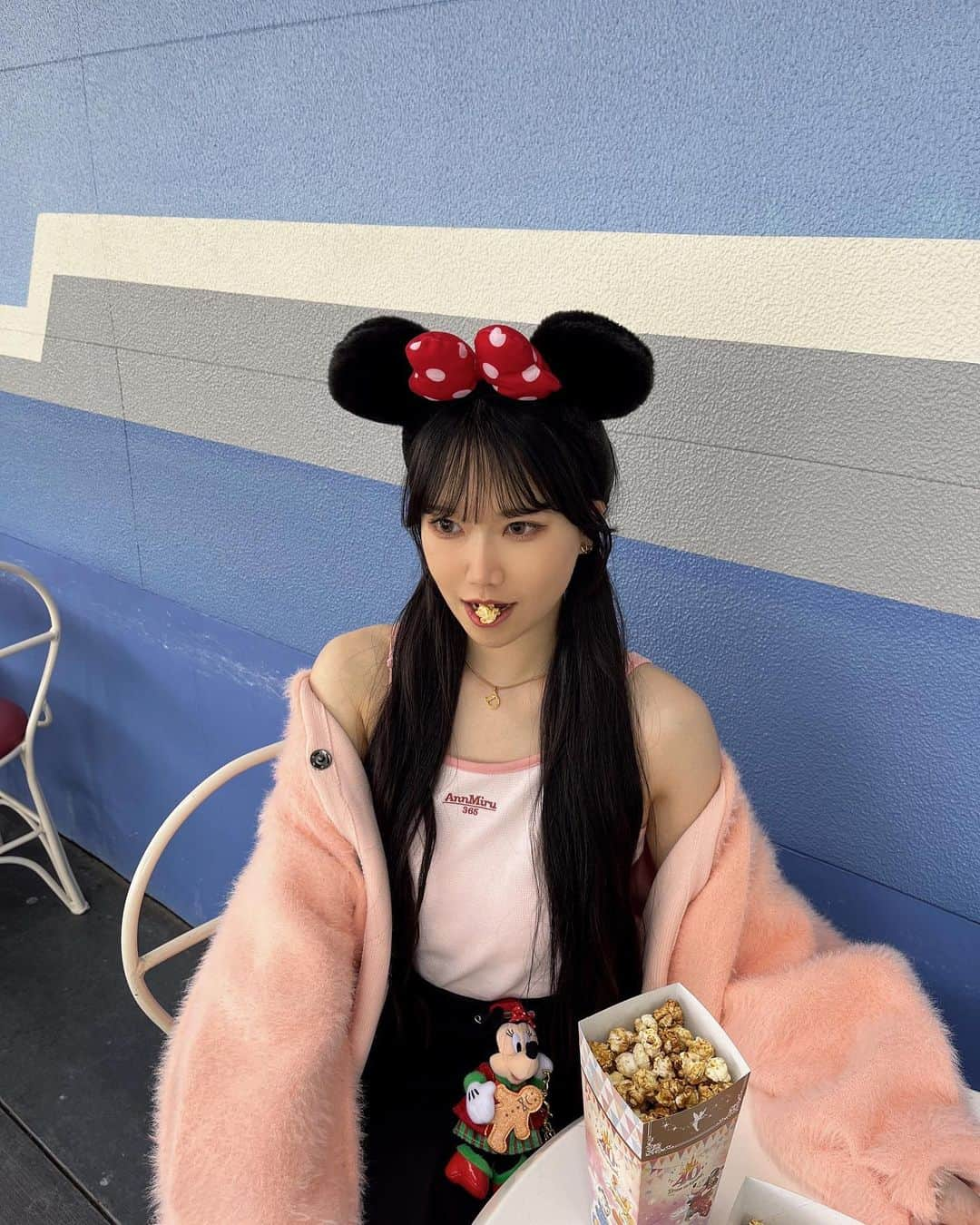 ミルさんのインスタグラム写真 - (ミルInstagram)「AnnMiruキャミ着てディズニーランド🐭🌈🏰 ⁡ 可愛くなりたかったので早起きしていつもの2倍時間をかけてメイクしました😂💕（？） 今のミルのモチベは完全にPOP-UPなので お金かけて来てくれる子に失礼の無いように当日までスタイル整えたりメイクの勉強頑張る🥹✨ （ディズニー投稿までもPOP-UPの話😇） ⁡ ディズニーってやっぱり髪の毛の巻き落ちるシステムある！これは確定！😮‍💨笑 ふわふわツインだったのに 鬼ストレートになっちゃったよ~🥲 （ツインテールは中学の卒業式以来です😂） ⁡ 動画の素材が少し短くてどうなるかまだ未定ですが🥺 vlog投稿出来たら...🤫💕ｺｿｺｿ （広告無しにするので安心してね🥹） ⁡ ⁡ ⁡ ⁡ ⁡ ⁡ ⁡ ⁡ ⁡ ⁡ #ディズニーランド#disneyland #ミニーちゃんコーデ #ミニーコーデ　💕」4月13日 18時21分 - ____tkym_m____