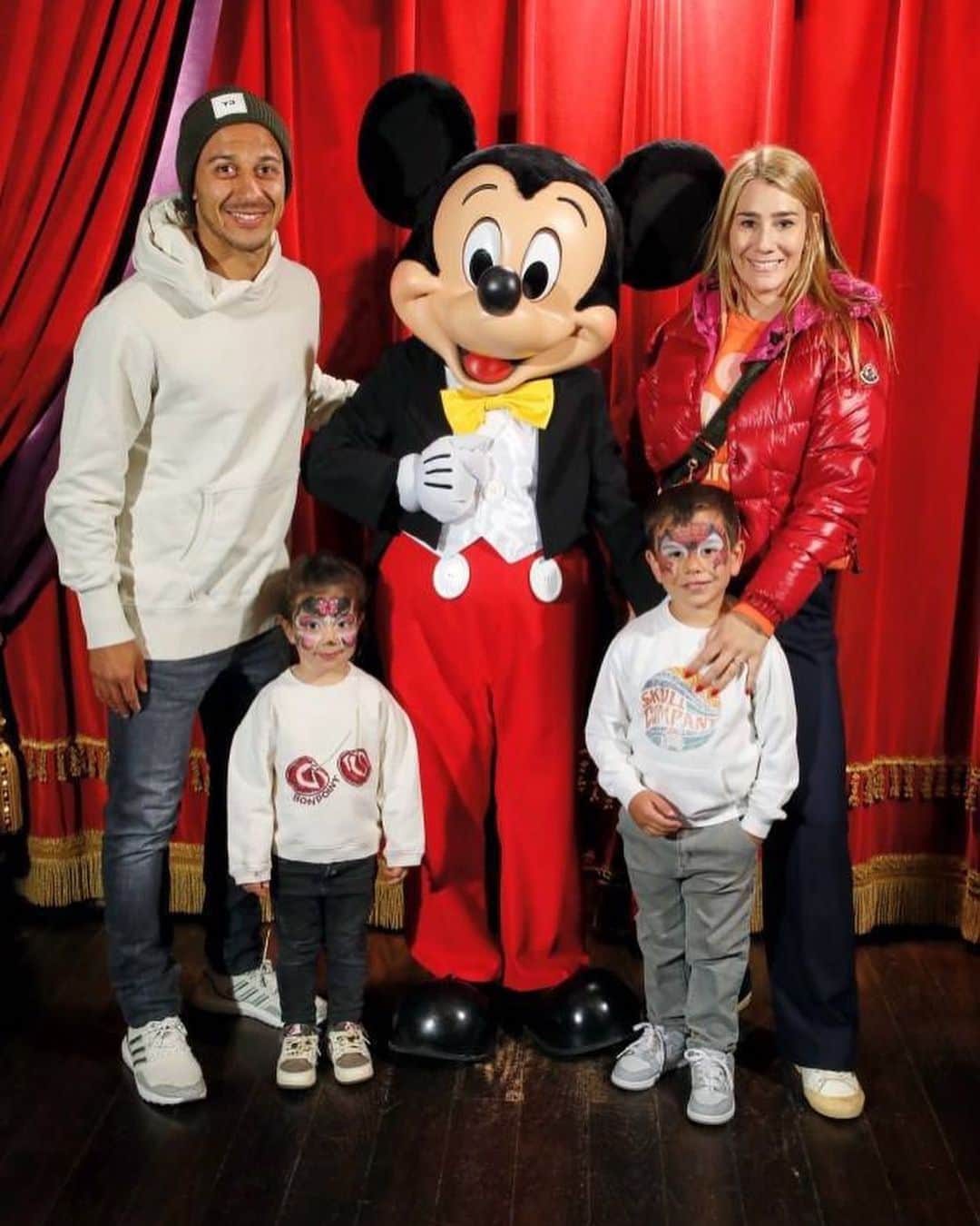 ティアゴ・アルカンタラのインスタグラム：「making memories at @disneylandparis 🏰 thanks for having us 🎢 #disneylandparis30thanniversary」