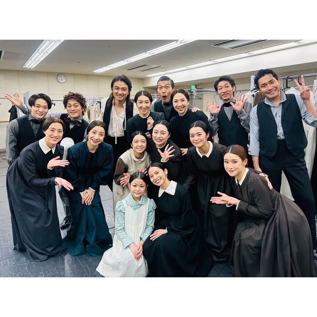 中井智彦さんのインスタグラム写真 - (中井智彦Instagram)「作品を大きく動かし続けてくれた二人のジェーン そんな二人を一人で愛し続けたロチェスター 愛しのヤングジェーン三人 舞台を根底から支えてくださったお姉様方＋ゆきさん 信頼しかないナイツテイルメンバー カバーしつつ大活躍の江崎さんと犬飼君 最高のカンパニーでした！ ありがとうございました。  ・  そして、 4月23日(日)17:00より中井智彦YouTubeチャンネルにて 生配信イベントを開催します。  ジェーンエアの事、 シンジュンについて、 音楽について、 たっぷり、 たっぷりお話しします！ 是非是非どなたでもご参加ください！  質問もお待ちしてます！  #ジェーンエア #千穐楽 #シンジュン  ーーーーーー 【 生配信概要】  中井智彦YouTubeライブ配信 「なかいの部屋」  ■配信日時：2023年4月23日(日)17:00~予定(生配信) ※アーカイブ配信も予定しています。  ■配信URL：中井智彦公式YouTubeチャンネル https://www.youtube.com/@NakaiTomohiko/  ■参加費：無料  【質問メッセージ募集中！】 生配信イベントでご紹介する中井智彦への質問やメッセージを募集！ 下記フォームよりお寄せください。  （プロフィールのオフィシャルサイト>イベントページからもアクセスできます！）  https://www.nakaitomohiko.jp/answers/youtubelive20230423/new  ※受付は2023年4月23日(日)14:00まで  ★中井智彦公式YouTubeチャンネルとは…？★  中井智彦のミュージックビデオやリリース音源の試聴、ライブ映像、インタビュー等をご覧いただけます。 チャンネル登録をしていただくことで、ライブ配信の開始や最新の動画公開など、「通知」で受け取ることができるようになります。 ぜひこの機会にチャンネル登録をお願いします！  中井智彦公式YouTubeチャンネル https://www.youtube.com/@NakaiTomohiko/」4月13日 18時24分 - nakaitomohiko