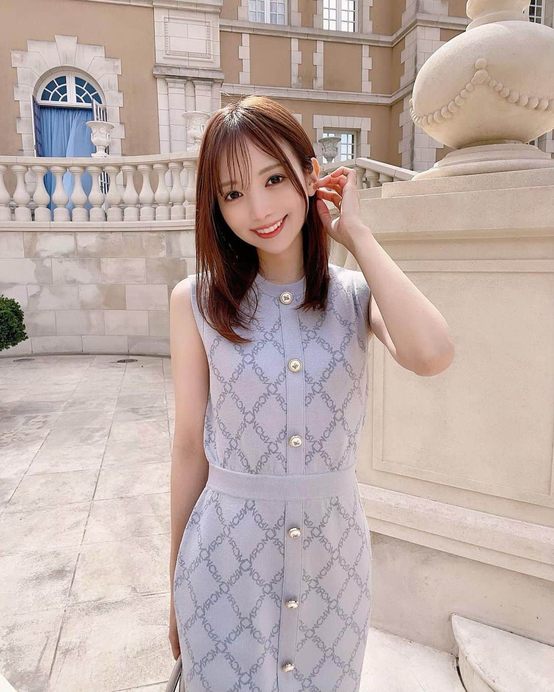 のインスタグラム：「可愛すぎるモノグラムニットOP♪ ベージュは安定でかわいいけどブルーの色味がキレイすぎて〜〜😭💙  デートにも映え活にもおすすめです🥰 色違いでおそろいコーデしても🙆‍♀️  今日発売♪  #ブルー#ミニワンピ#タイトワンピース#ミシェルマカロン#michellmacaron」