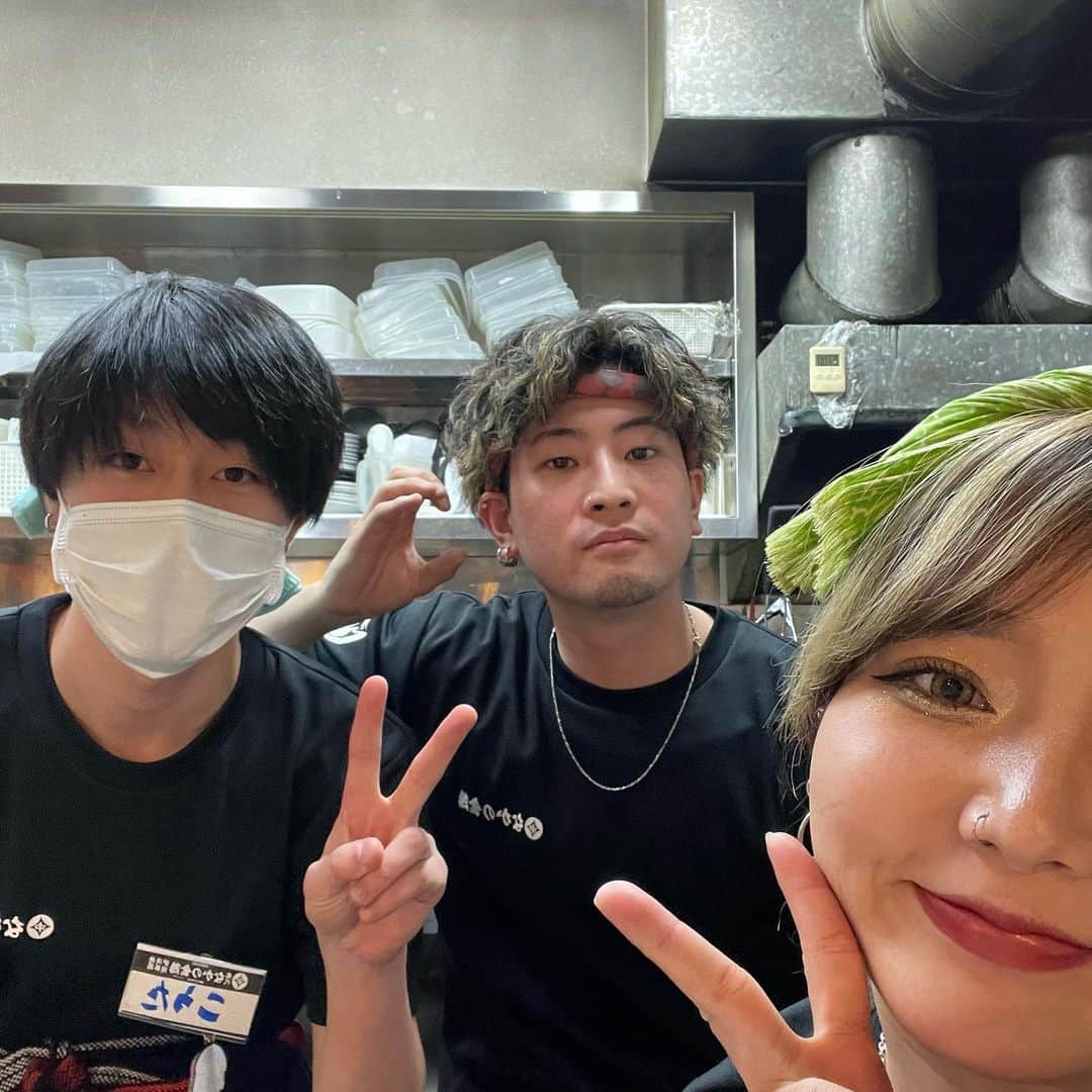 なかの食鶏十三店のインスタグラム：「こんばんは！ なかの食鶏十三店です🐓🐥 本日はこのメンバーで元気に営業してます！🔥 最近暖かくなって来たので是非ご来店お待ちしてます🤌🌟 ＃なかの食鶏 ＃なかの食鶏十三店」