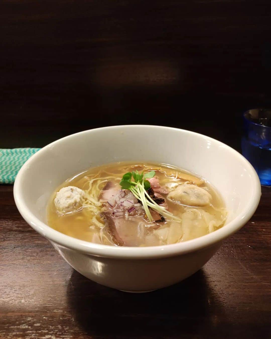 つけMen野郎のインスタグラム：「塩そば 麺屋ルリカケス 吉左右回避からのルリカケス。醤油→つけそばときたので塩。出身店の流れから塩も気になったので。個人的にこれが正解。貝出汁と鶏出汁が明快に感じられ、良い意味でわかりやすくておいしい。醤油は複雑過ぎといった印象との対比。トッピングのワンタンには貝が仕込んであり、手の込んだ仕事ぶり。おいしかったです。」