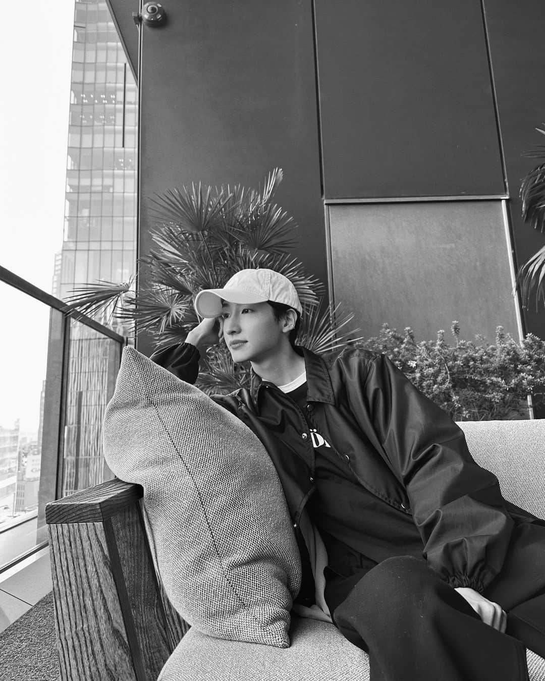 のインスタグラム：「黄砂に負けずに風に吹かれてきたの🍃」
