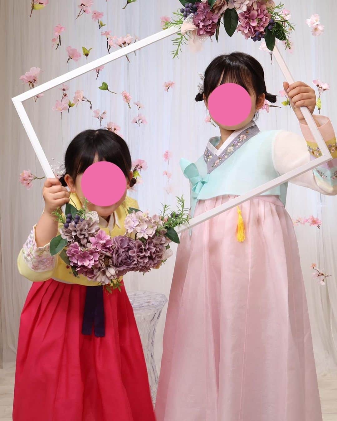 ともさんのインスタグラム写真 - (ともInstagram)「女子組で入学記念に 撮影しに行ったよ❤️❤️  @anniversary__self.photo.studio   セルフだから自分でシャッターも押せるし、子供達がめちゃくちゃ楽しんでて、 帰り際も 「まだ撮りたかった〜」って🤣 これ、友達と撮ってもめっちゃ楽しそう❤️  可愛い衣装、 韓国のチマチョゴリもあって、 母も一緒に着ちゃいました❤️  ペットと撮ってる人も 多いみたいで、 写真めちゃくちゃ可愛かった❤️❤️  店員さんがフォロワーさんで、ここの店行きたい〜ってdmが 沢山きたって伝えたら 特別割引きをつくってくれたよん✨🥺❤️  「とものインスタをみた」 って予約時か入店時に伝えたら、更に会計時に500円引きにしてくれるそうです！  ※500円引きは5月31日までです。  チマチョゴリ着れる機会なんてなかなかないし、 貸し切りだから 小さい子供も連れて行きやすいし、ペットもOK❤️❤️❤️❤️  是非是非行ってみて〜❤️ 子供は本当楽しむよ〜✨😘  #セルフフォト#セルフフォトスタジオ #フォトスタジオ#広島フォトスタジオ #広島フォト#広島ママ#広島子連れスポット #hiroshima#selfphoto#チマチョゴリ#チマチョゴリレンタル #親子フォト#親子で楽しめる #こどもとの時間 #ノーマルカメラ#一眼レフ#ポートレート」4月13日 18時34分 - tomo0510nagi