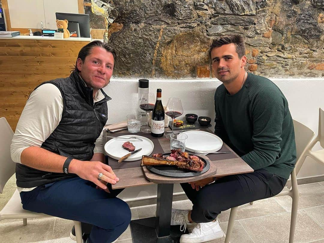 トニー・アゼベドのインスタグラム：「Don’t miss playing but miss hanging out with the boys. Stoked that I got to hang with Ben at my sisters new Steak House @jackscamogli!  . . . #steakhouse #steakincamogli #jacksincamogli #jackssteaks #waterpolo #waterpoloteammates #poloboys #olympians」