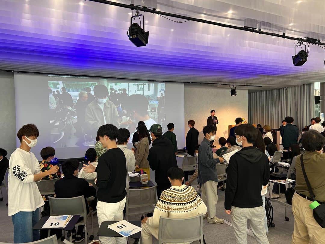 近畿大学総務部広報室のインスタグラム：「#kindaiuniversity  #beginnersseminar  #howtostartabusiness  #entrepreneurship  #近畿大学 発#ベンチャー起業支援プログラム　「KINCUBA」　#新入生向けガイダンス「しょうみ起業って何なん」が開催されました。多くの学生が#起業 に興味を持てくれているようです👊」
