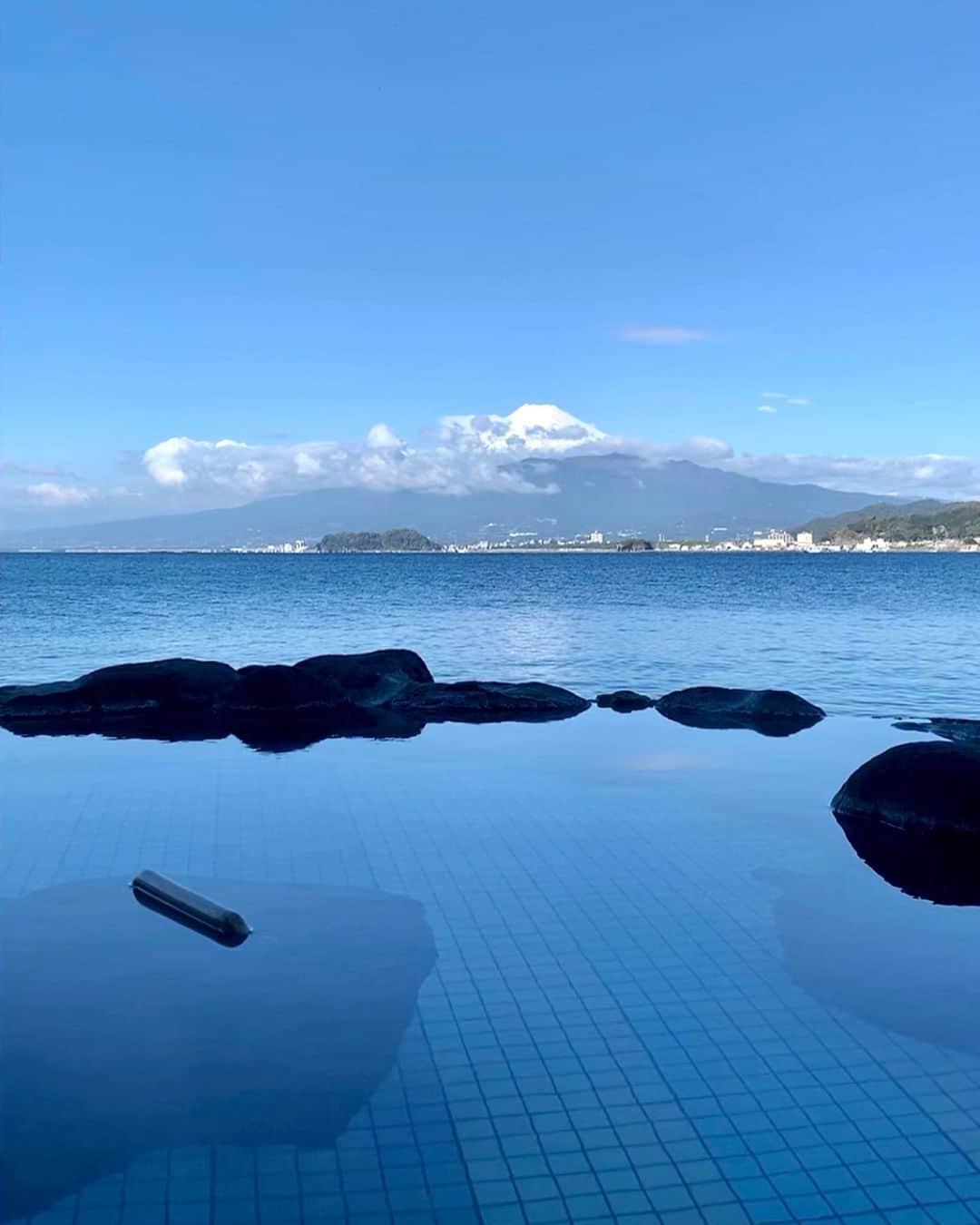 AWASHIMA HOTEL 淡島ホテルさんのインスタグラム写真 - (AWASHIMA HOTEL 淡島ホテルInstagram)「露天風呂  岩肌に囲まれた露天風呂は、海に繋がるかのような景色が広がる、パノラマの眺望です。駿河湾越しにそびえる富士山、打ち寄せるさざなみの音、ゆっくりとした時間に心身の疲れが癒されていきます。  #淡島ホテル #ホテル #沼津 #伊豆 #船 #絶景 #旅行 #静岡 #富士山 #駿河湾 #露天風呂 #hotel #trip #awashimahotel #shizuoka #numazu #mtfuji」4月13日 18時36分 - awashima.hotel