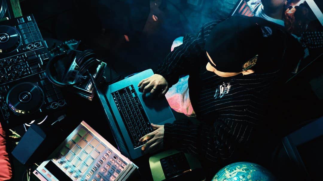 DJ RYOWのインスタグラム：「この曲はほんとはBEATだけのINTROの予定だったけど、去年の年末にCLUBでヒロシさんと久々会って、色んなタイミングがハマって、このBEATに声を入れてくれて完璧なINTROの完成。ひろしさんとは18の時からの付き合いだけど、またこうやって曲が出来て嬉しかったっす🙏  S/O to "E"qual🫡  TOSHIKIもありがとう🎬  🔥Out Now🔥 https://youtu.be/8ARvJnNWK_M」