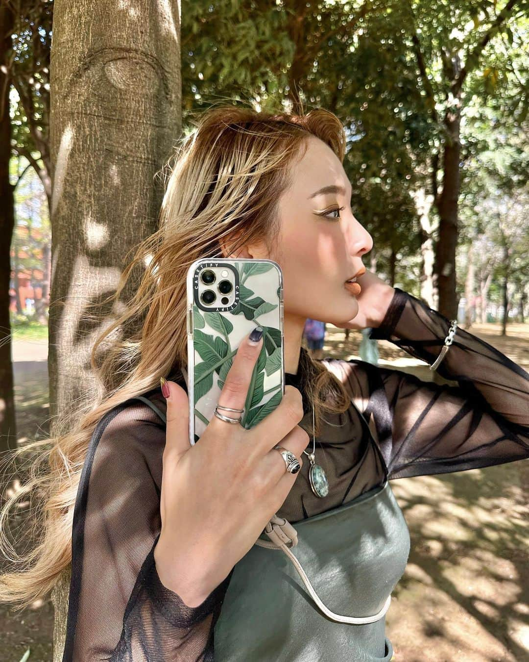 RiRiのインスタグラム：「@casetify_jp @casetify  ケース原料の65%に、リサイクル素材や、 植物由来の素材が使用されているケース🌿  黄ばみにくく、透明感が長持ちする素材で、 紫外線や、ワイン、コーヒーなどの 液体テストも実証済みだそうです🤍  そして、スマホショルダーのレザータイプは、 環境に配慮した素材が使われているみたい🍃  『RECASETiFYプログラム』という、 使用済みのケースを回収してアップサイクルする サスティナブルな取り組みの 環境に優しいケースもあったり、 ウルトラコンポスタブルケースという 竹などの植物由来の素材で 100%堆肥化するケースもあるみたい🤲♻️✨  どんどん地球に優しい取り組みをする 動きがされていて、地球も心も嬉しいね☺️🌏  @casetify_jpで使える 15%OFFのプロモコードを頂いたので、 ぜひ使ってね〜🧚🏻‍♂️🎶 プロモコード : 15RI420  #CASETIFY #RECASETiFY #RECLAIM #REIMAGINE #EarthDay #サステナブル #プロモーション」