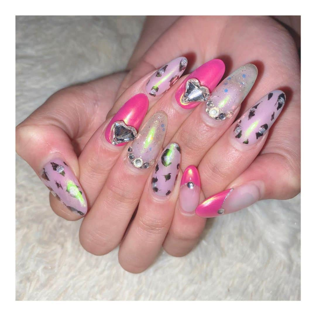 りせりのインスタグラム：「💖 New Nail 💖 ⁡ ⁡ ⁡ 今回は雑誌撮影もあってピンク豹柄🐆❤️‍🔥 にして見ました！！！ ⁡ 髪色と合わせてめっちゃ可愛くなって最高🎶 ありがとうございます✨️ ⁡ それと、ここではいつもその他に マツエクと脱毛しててここのマツエクにしてから皆にどこのマツエク？ってきかれるしつけまと間違えられる程のボリューム出せてりせりのどストライクのデザインにしてくれるからお気に入り🫣💗 ⁡ 脱毛も、ここ行き始めてからめっちゃお肌ツルツルになったし効果もしっかり実感できる！ ⁡ いつもネイル・フットネイル・マツエク・脱毛 ここで全部済むから楽すぎる！ほんまにオススメやからぜひ行ってみて🫶 ⁡ りせりの投稿みましたってゆったらいい事あるかも💭  #ネイル #マツエク #脱毛 @rsr_0717  #ネイル #マツエク #脱毛 #ギャル #おすすめ #デザイン #大阪 #トータルビューティー #女子力 #美意識 #サロン #駅近 #お洒落 #ファッション #nails #gal #design #osaka #total #beauty #care #salon #fashion #beautiful #animal #girl #instagram #instagood」