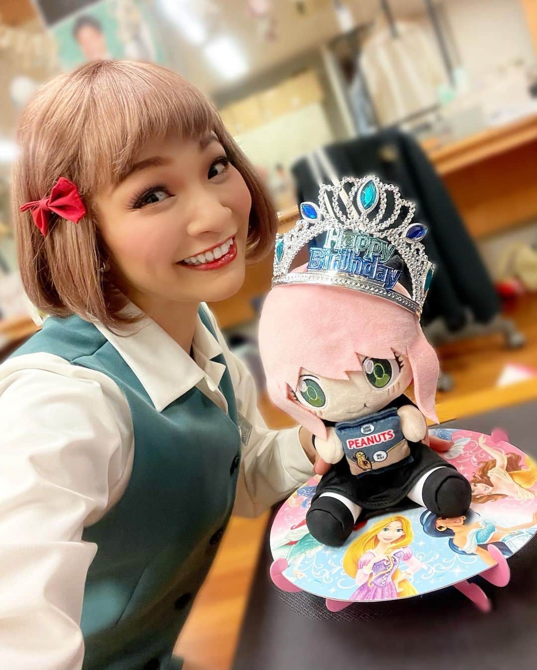 島田彩のインスタグラム：「🥜 Musical SPY×FAMILY  兵庫県立芸術文化センターにて、無事兵庫公演開幕しております。 舞台上からの客席いっぱいのお客様の眺めは本当に圧巻です。ご観劇ありがとうございます！  そして私本日4月13日35歳の誕生日を迎えました。舞台上で誕生日を迎えられるなんて、なんて幸せなんだ🕵️‍♀️そしてカンパニーの皆様も忙しい中、朝から爆笑のサプライズを準備してくださって、最高の35歳幕開けでした。本当に感謝。 30代後半に突入致しました。もう本当に早すぎて怖いです。 とにかく、軽やかに、が私の目標です。 軽やかに、楽しく、とらわれずいろんな発想ができる表現者でありたいです。 いつも支えてくださる全ての皆様に感謝を込めて、本当にありがとうございます。これからも島田彩をよろしくお願い致します☺️  #ミュージカルspy #スパイファミリー #spyfamily  #兵庫県立芸術文化センター」
