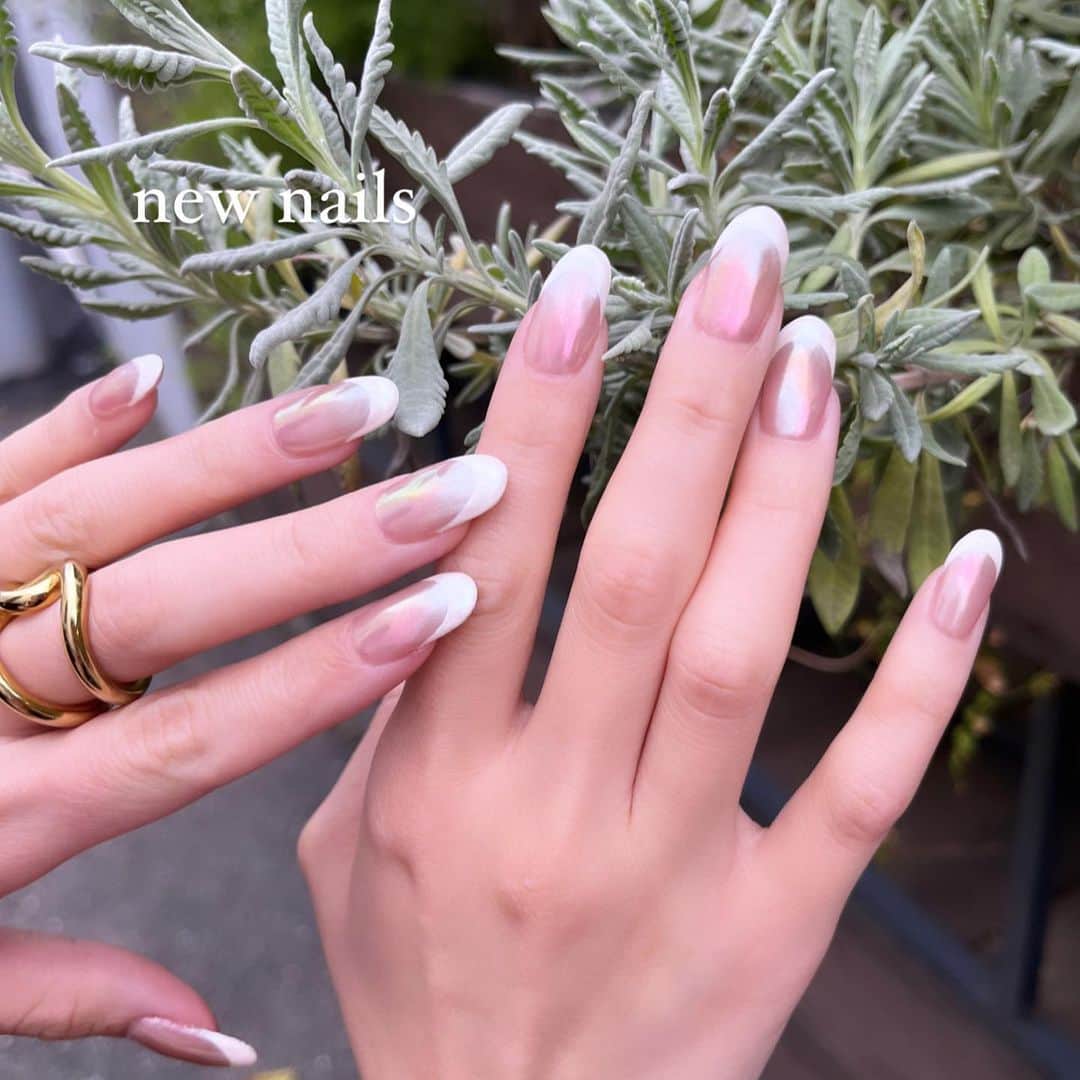 夏焼雅のインスタグラム：「✨new nails✨  french ×aurora 可愛すぎぃぃ〜⸝⸝ʚ̴̶̷̆ ̯ʚ̴̶̷̆⸝⸝🫧✨✨ ちゅるんちゅるん💕💕  @function_nails 💅🏻 @nail69aya san🤍」