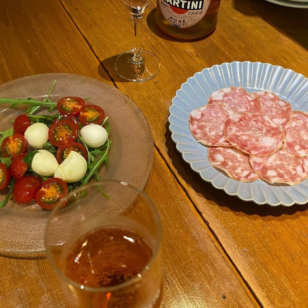 狩野茉莉さんのインスタグラム写真 - (狩野茉莉Instagram)「料理は何でも好きだし何でも食べるけど、イタリアンが一番好き😍ディアボラピザは見た目全然辛そうじゃなかったのに結構辛くて面白かった🌶🔥笑（写真撮り忘れた..）。辛いの好き😍😋ディアボラはイタリア語で悪魔のって意味なんだね！😈😋そして飲んだらやっぱり二次会までは行きたいよね！🚶‍♀️🍻✨  #pizzasalvatorecuomo #新宿 #イタリアン #ゴールデン街 #ボンズ」4月13日 18時43分 - marimari_kano