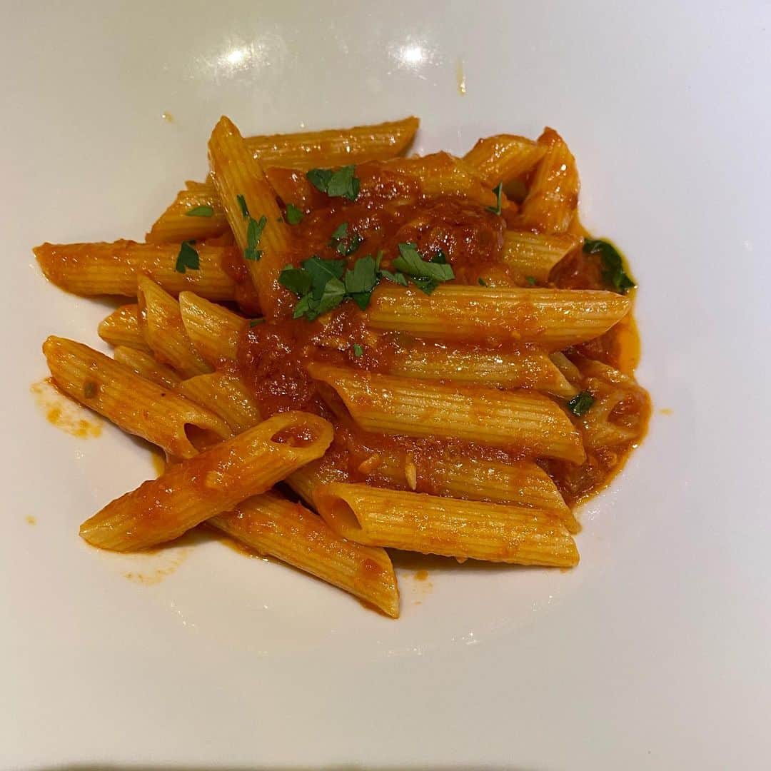 狩野茉莉さんのインスタグラム写真 - (狩野茉莉Instagram)「料理は何でも好きだし何でも食べるけど、イタリアンが一番好き😍ディアボラピザは見た目全然辛そうじゃなかったのに結構辛くて面白かった🌶🔥笑（写真撮り忘れた..）。辛いの好き😍😋ディアボラはイタリア語で悪魔のって意味なんだね！😈😋そして飲んだらやっぱり二次会までは行きたいよね！🚶‍♀️🍻✨  #pizzasalvatorecuomo #新宿 #イタリアン #ゴールデン街 #ボンズ」4月13日 18時43分 - marimari_kano