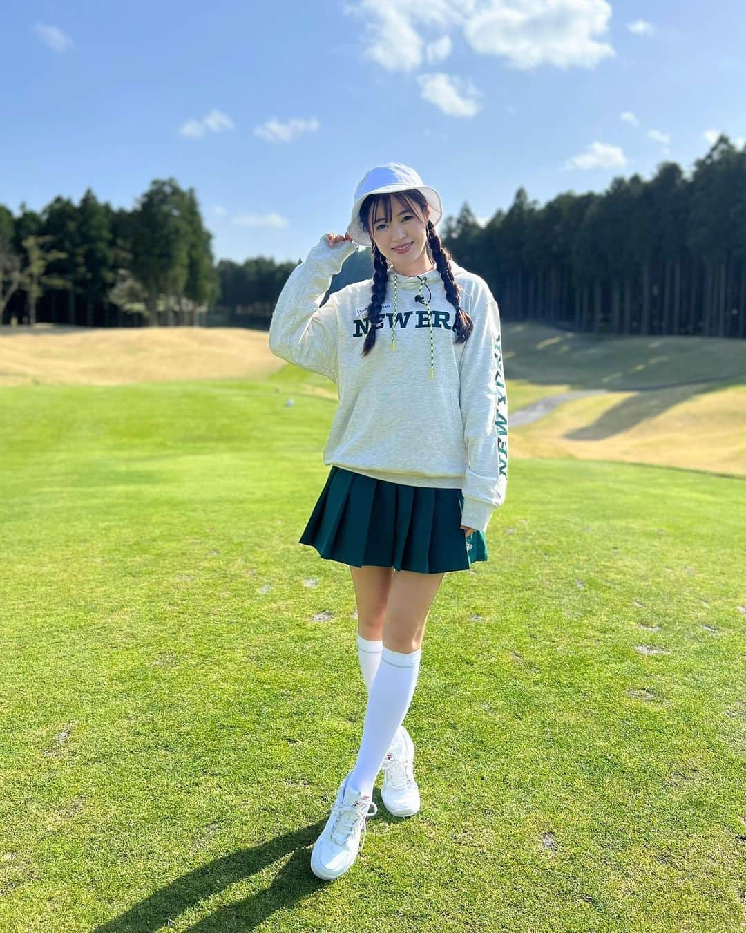 高橋としみのインスタグラム：「晴天で撮影きもちーー☀️ 御殿場はまだ少しさむかった！！  今日のコーデは @newera_golf ✨ トップスはメンズ、スカートと合わせて グリーンを選びました🫶 最近こういうダボっとした着せ合せもすき😊  #ゴルフ#ゴルフ女子#ゴルフコーデ#ゴルフウェア#ニューエラゴルフ #golf#太平洋クラブ御殿場ウエスト」