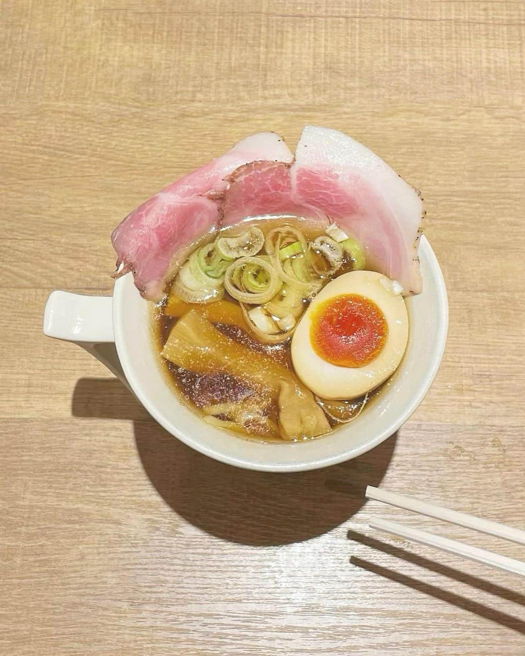 寺島茉里のインスタグラム：「⁡ ⁡ じんめん美味しかった🍜‼︎ ⁡ 店内 広くてキッズスペースもあるし 子連れで気軽にラーメン食べれて嬉しい🤍 ⁡ 娘はパンケーキ食べたよ🥞◡̈ ⁡ 大阪で子連れランチできるお店 おすすめあったら教えてほしい𓌉 𓇋 ⁡ ⁡ #じんめん #じんめんカフェ #梅田ラーメン #梅田カフェ #大阪ラーメン #大阪カフェ #子連れランチ大阪 #ウォーターヌードル #人類みな麺類 #グランフロント大阪」