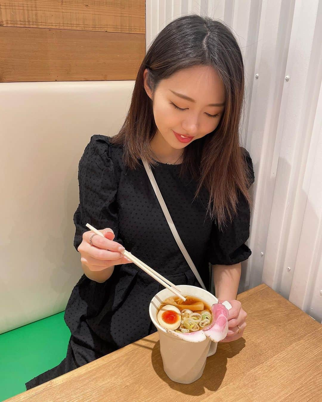 寺島茉里さんのインスタグラム写真 - (寺島茉里Instagram)「⁡ ⁡ じんめん美味しかった🍜‼︎ ⁡ 店内 広くてキッズスペースもあるし 子連れで気軽にラーメン食べれて嬉しい🤍 ⁡ 娘はパンケーキ食べたよ🥞◡̈ ⁡ 大阪で子連れランチできるお店 おすすめあったら教えてほしい𓌉 𓇋 ⁡ ⁡ #じんめん #じんめんカフェ #梅田ラーメン #梅田カフェ #大阪ラーメン #大阪カフェ #子連れランチ大阪 #ウォーターヌードル #人類みな麺類 #グランフロント大阪」4月13日 18時57分 - tera___1224