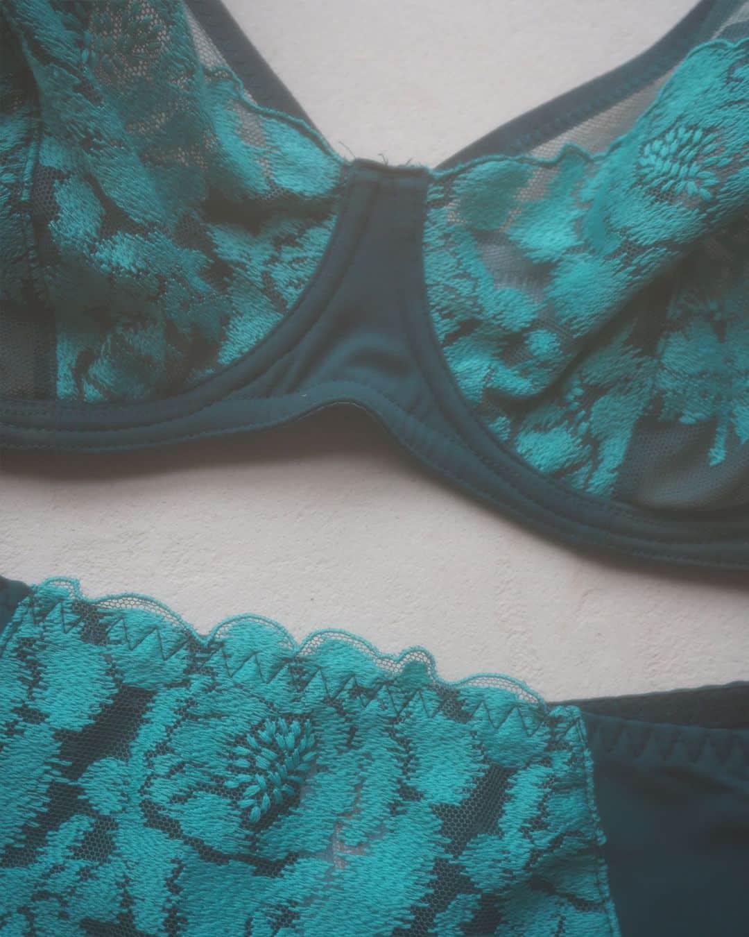 レジャビーのインスタグラム：「Une grande fleur brodée à même la peau pour dévoiler une ligne allurée empreinte de notre savoir-faire de corsetier. - A large flower embroidered directly on the skin to reveal an allured line imprinted with our corsetier know-how.  #maisonlejaby #lingerie #underwear #corseterie #womanmaisonlejaby #lingerieheritage #maisonlejabyonfilm #onfilm」