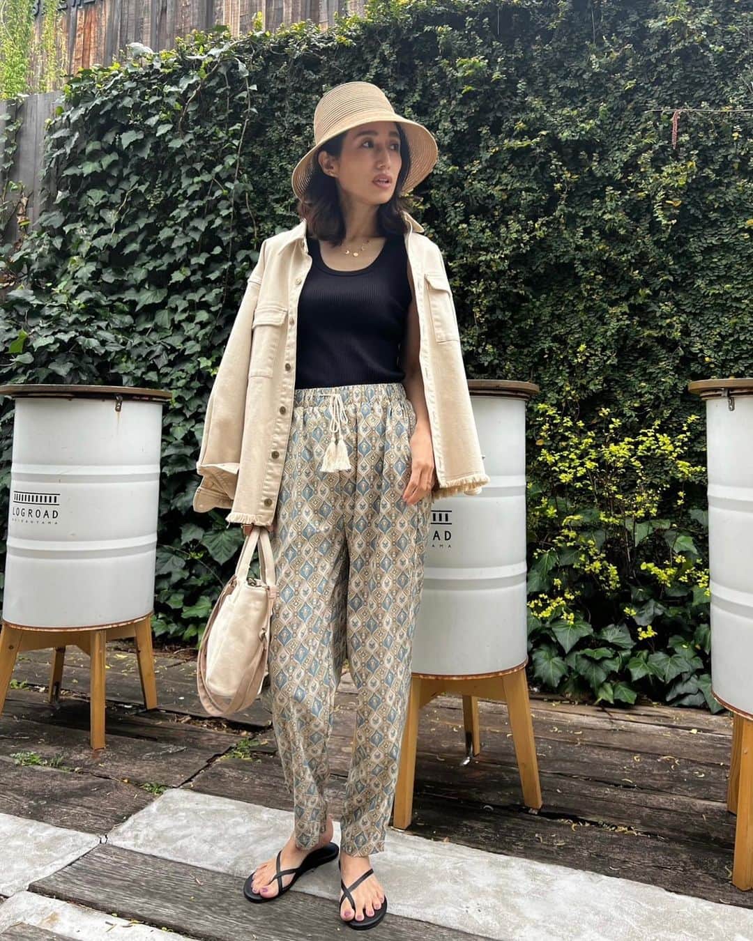 eiko kagamiのインスタグラム：「昨日もLIVEで熱弁してしまったジャスミン愛😂💕  3年履いている歴史をご紹介します🤣←  2枚目⇨今日♡ 3.4枚目⇨去年の沖縄@久高島🌴 5枚目⇨一昨年👏 6枚目⇨カッコつけも載せちゃう。笑 7枚目⇨一昨年みさとちゃん @leialoha319 が描いてくれた イラスト😍✨すっごく感激!!  デザイン、速乾性、履きやすさ、本当に最高です🥹👏🕌 すこぶるオススメjasmineシリーズ、この後20時から発売♡♡ 是非チェックしてみてください！🫶 . . . . . . #sandlessmoon#大人カジュアル#カジュアルコーデ#アラフォーコーデ#ママコーデ#高身長コーデ#168cm」